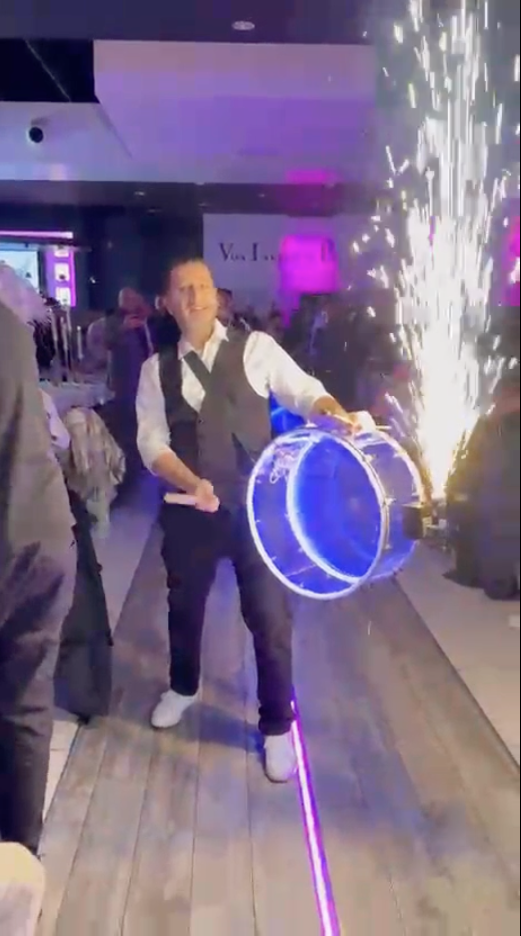 Un percussionniste de Beirut Zaffé, danse avec un tambour avec des feu d'artifice, pour une entrée de mariée dans une ambiance de fête.