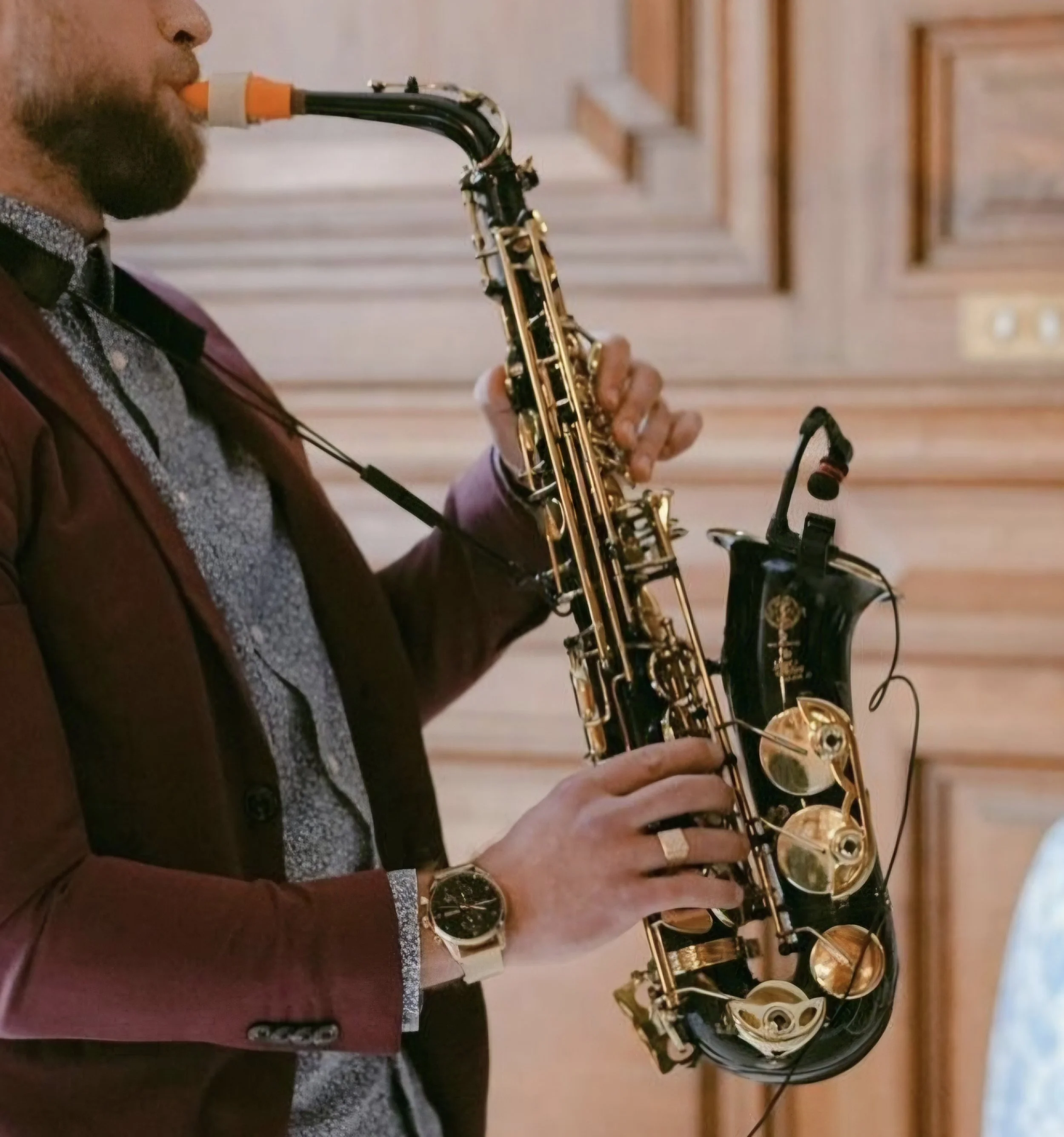 Saxophoniste de Beirut Zaffé, en train de jouer du saxophone pour animer un mariage.