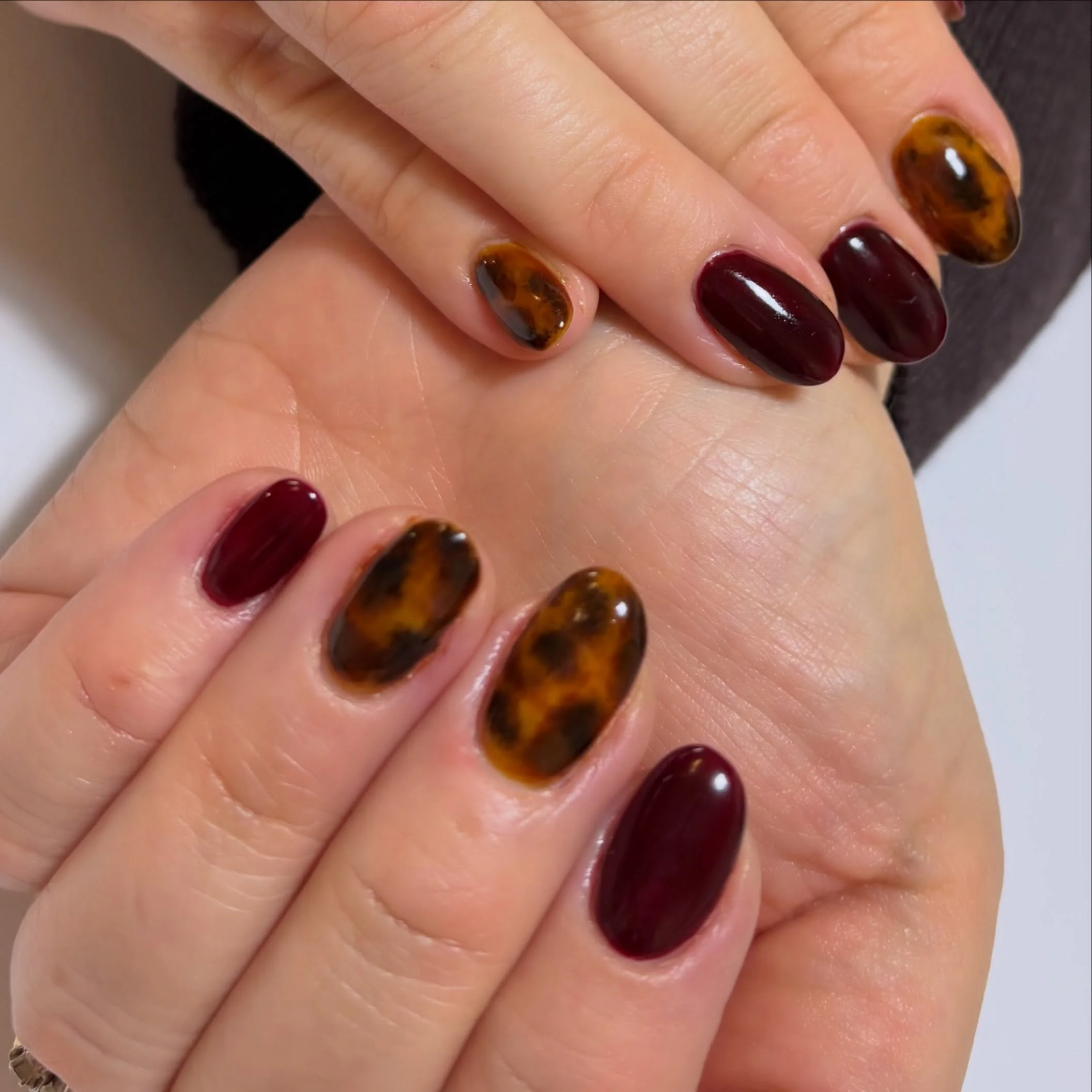Tortie nails are back. #tortienails #atumnnails #gelsnails #buildergel #nails @ateliersalon19
