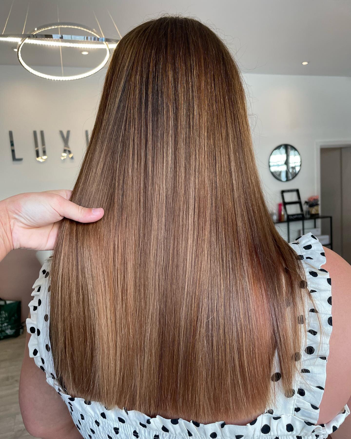 This was a challenge 👏🏼

We had a natural root of an inch, an inch of a warm dark tint, another two to three inches of a super dark tint and warm ends with over processed bleach pieces&hellip;

This is appointment number one and was a Balayage Tran
