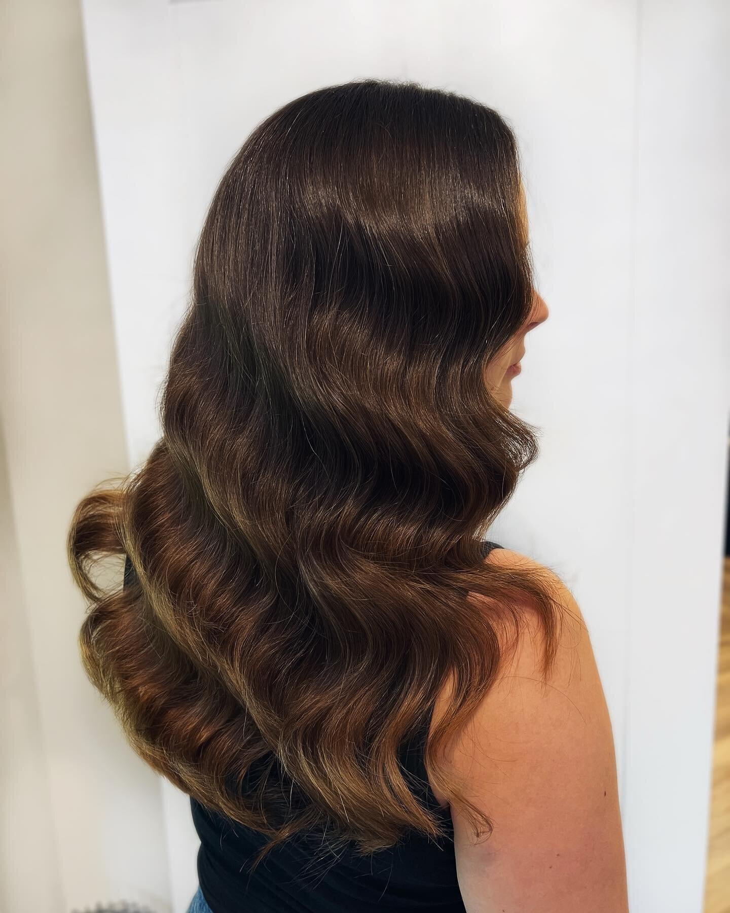 Hollywood Waves 🤎

This has to be my favourite hairstyle currently!
&bull;
&bull;
&bull;

#hollywoodwaves #bridalhair #hair #hairstylist #bridalmakeup #bride #weddinghair #waves #hairstyles #weddingmakeup #weddinghairstyle #bridetobe #hairgoals #mak