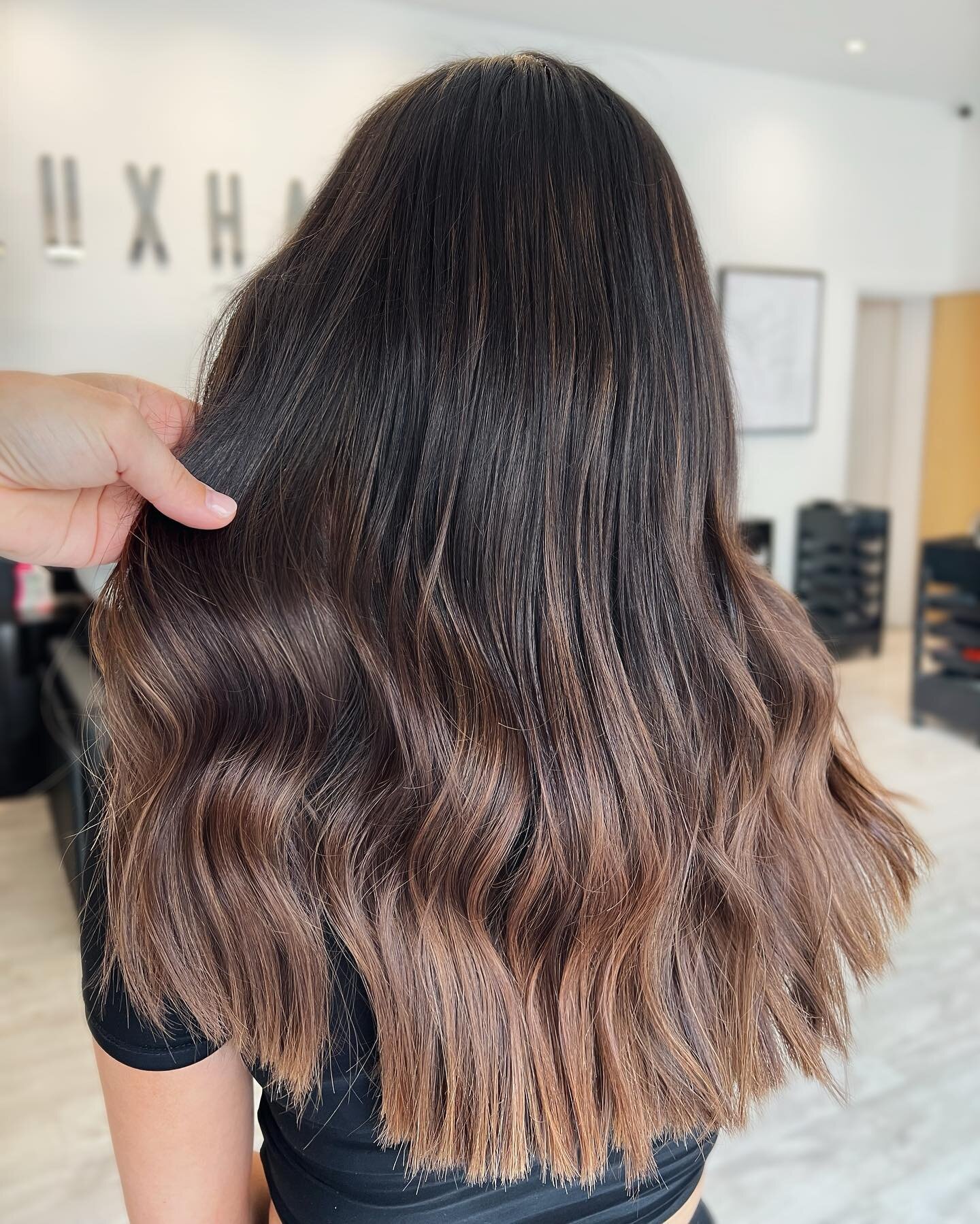 I promise you that photos do not do this colour justice, it was INSANE 🔥

A little service Breakdown:
Balayage Transformation
Toner
Cut, Blow Dry + Style
= &pound;270

Products + Colour Products | @keunehaircosmetics 
Styling Tools | @dysonhair @div