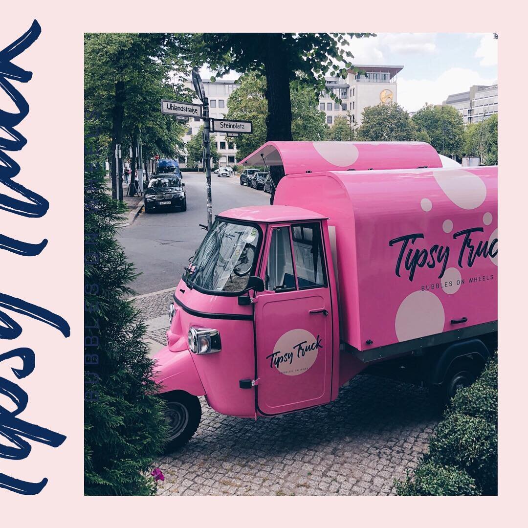 Our little Tipsy Truck - we just love him! ❤️
🍾
🍾
#tipsytruck #proseccovomfass #frizzantevomfass #wedding #weddinggoals #weddinginspo #togetherwearebetter #proseccooclock #prosecco #bubblesonwheels #bubblesmademedothis #bubblesheaven #bubbly #final