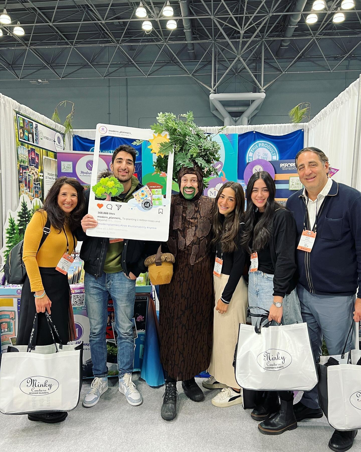 Great time spreading the word about @modern_planners_ today at #NYNOW at the Javits Center! @modern_planners_ plants a tree with @onetreeplanted for every planner/notebook sold 🌳
Come say hi at booth 2097 tomorrow! 📓🍃

#thenyctree #modernplanners 