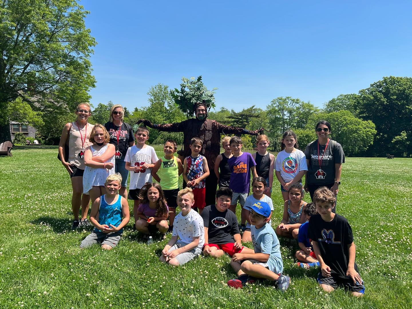 Say hello to a whole class of new tree guardians, from @thenyctree&rsquo;s workshop at the beautiful &amp; sunny Bayard Cutting Arboretum on Long Island! 🌳 🌲 ☀️