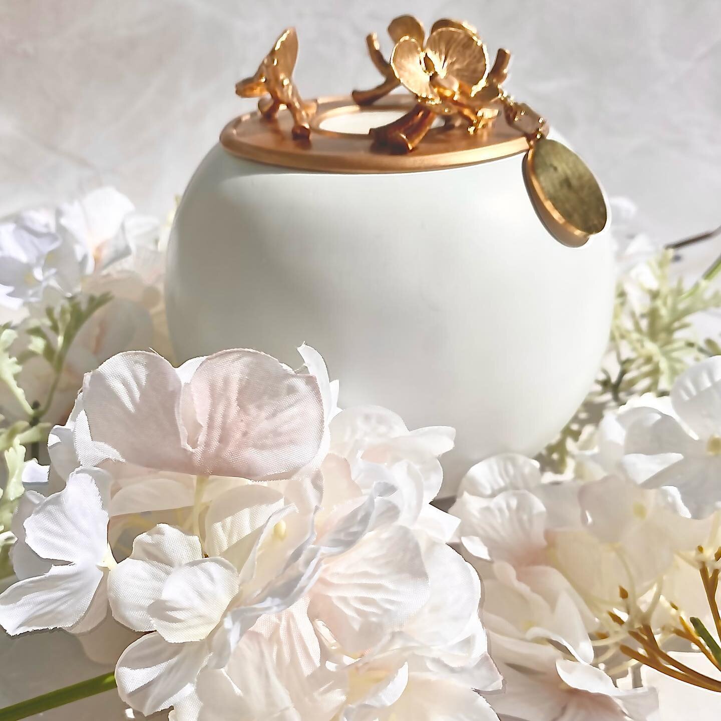 Spring Flowers &mdash; a refreshing design inspiration behind GNight Fetcher Urns🌼

Our elegant urns are handcrafted with love and inspired by the comforting colors and shapes of spring flowers. Each piece captures the essence of nature's wonders, b