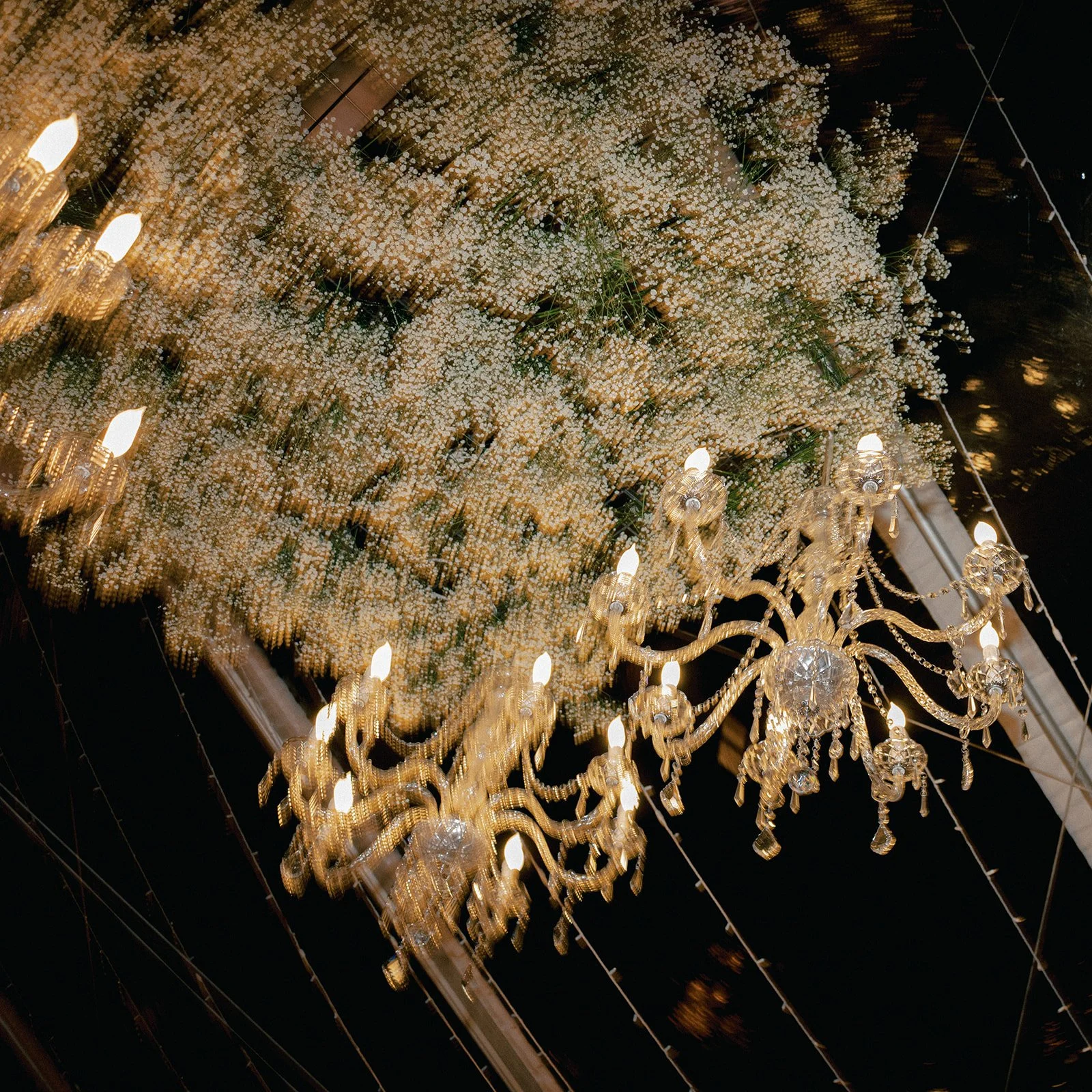  Luxury winter wedding at Deer Valley, Utah with snow-covered mountain views, elegant floral design, and upscale event styling. 