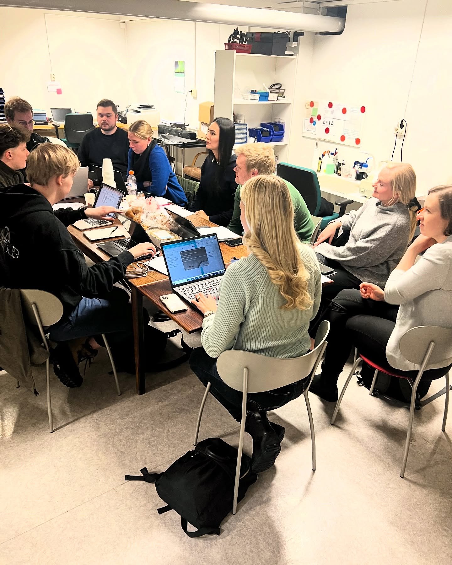 T&auml;n&auml;&auml;n oli Airiston nuorkauppakamarin vuoden 2025 hallituksen ensimm&auml;inen kokous ✨

Olemme saaneet t&auml;lle vuodelle upean aktiivisen porukan ja keskustelu sauhusi niin, ett&auml; pullatkin j&auml;i sy&ouml;m&auml;tt&auml; 😱🥐 