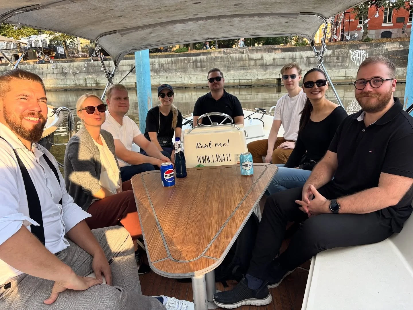 Hallitus kokousti t&auml;n&auml;&auml;n Aurajoessa seilaten senaattorimme yrityksen @lanaturku s&auml;hk&ouml;veneell&auml;!⚓️

Yhteiset ideat ja keskustelut saivat uutta virtaa, kun kaunis syyssilta joella lipuessa loi ymp&auml;rillemme ainutlaatuis