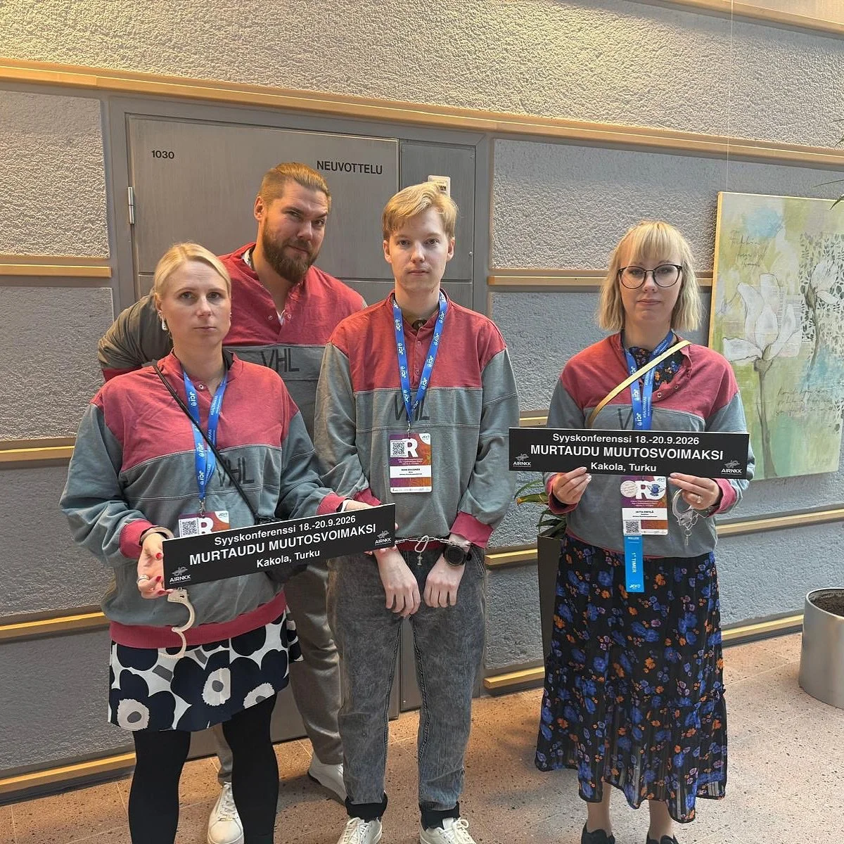 💥Tervetuloa murtautumaan muutosvoimaksi!💥

Airiston Nuorkauppakamari j&auml;rjest&auml;&auml; A-alueen syyskonferenssin 18.&ndash;20.9.2026 historiallisessa Turun Kakolassa. 

Luvassa on syv&auml;llisi&auml; oivalluksia muutosjohtamisesta, ainutlaa