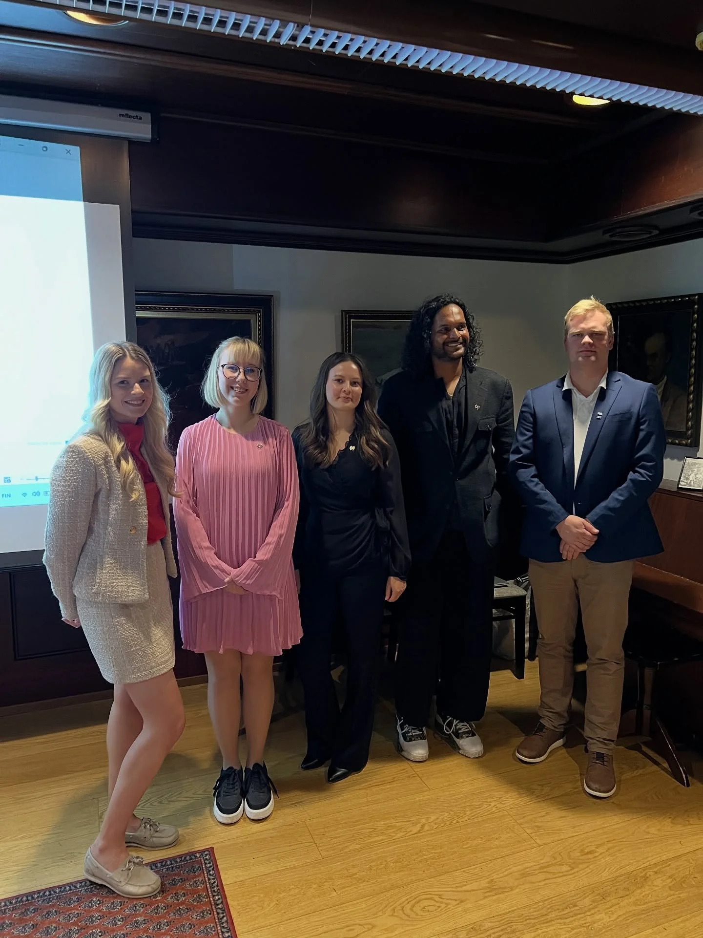 T&auml;n&auml;&auml;n toivotimme kamariimme tervetulleiksi uudet j&auml;senet, sek&auml; vietimme perinteisi&auml; rapujuhlia 🦞 N&auml;imme my&ouml;s loistavia p&ouml;yd&auml;lle nousuja ensi vuoden kamarivirkoihin! 

#nuorkauppakamari #nuorkauppaka