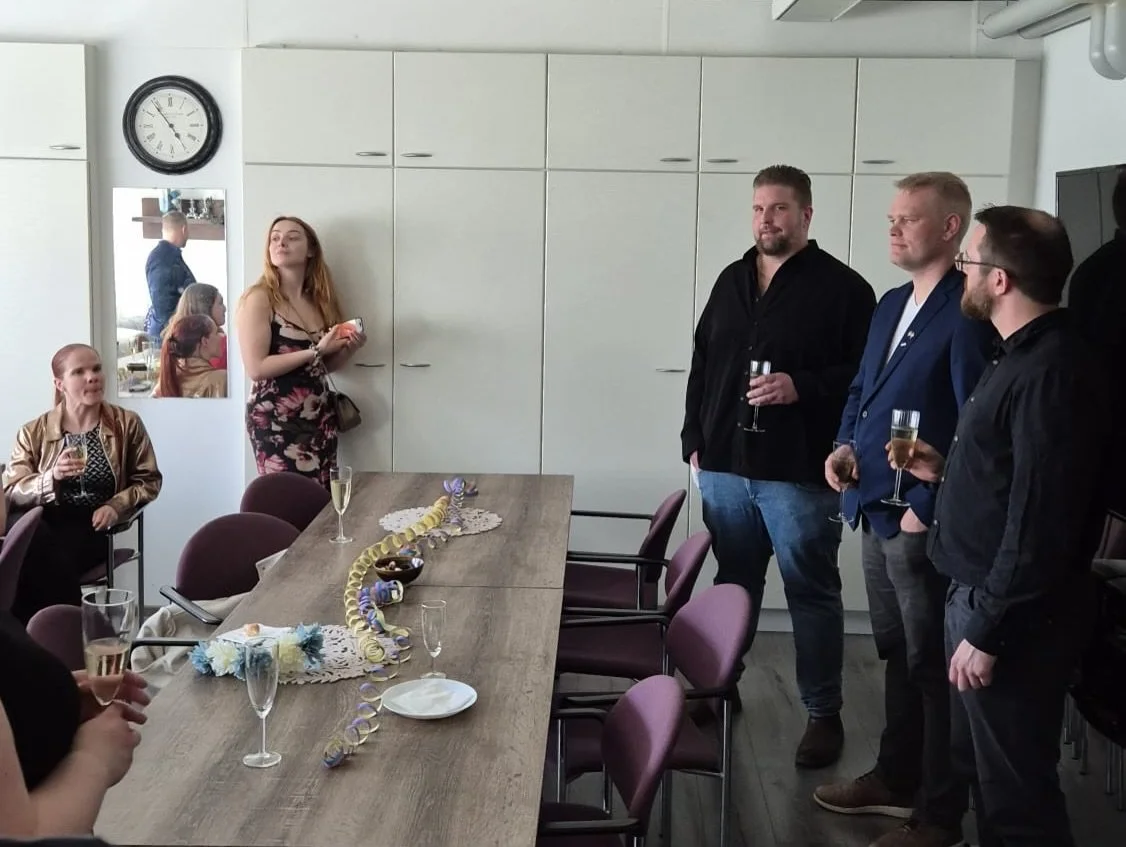 J&auml;rjestimme vappuaattona perinteiset Vappuskumpat &amp; jatkot! 🤩🥂

Kilistelyn lis&auml;ksi p&auml;&auml;simme t&auml;n&auml; vuonna viett&auml;m&auml;&auml;n my&ouml;s jatkoja kolmen ruokalajin illallisen merkeiss&auml;. Kiitos kaikille osall
