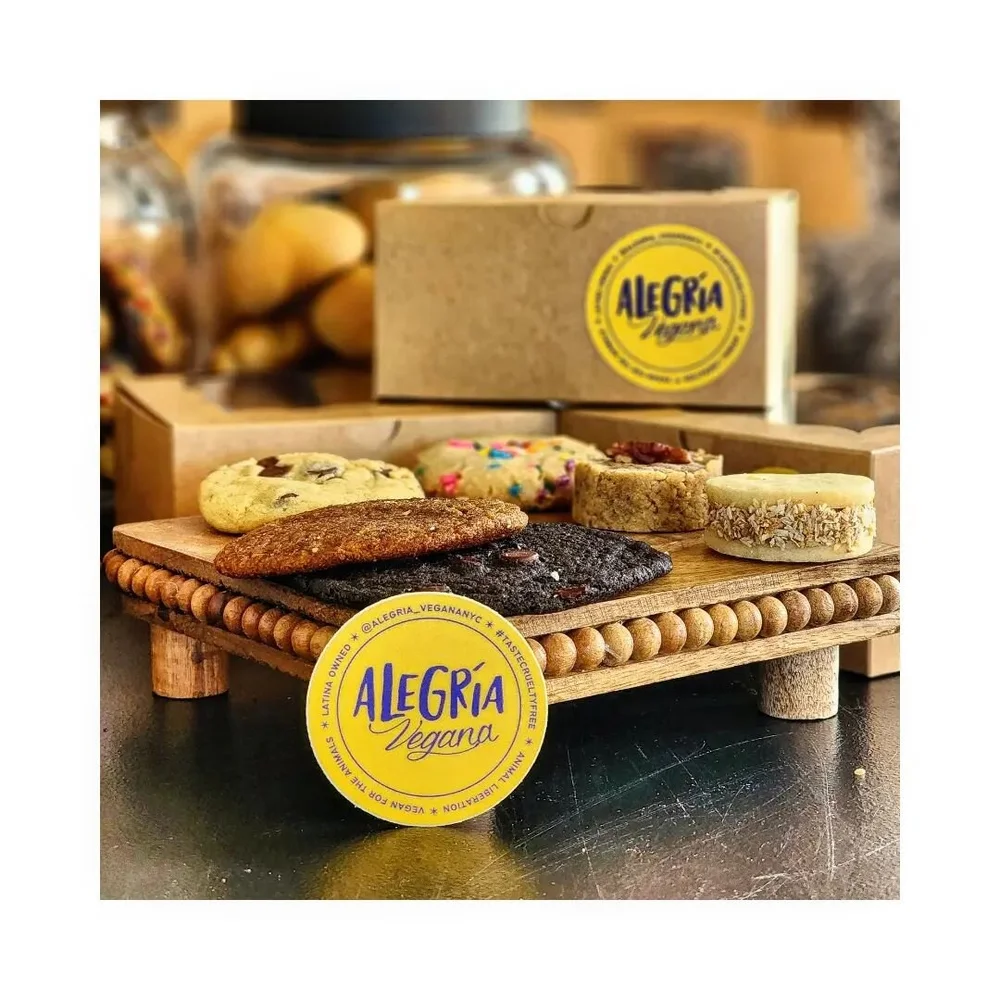 Hey ya'll 📢 COOKIE BOX 🎁 to SUPPORT @casitadelbosque21 💝 one of those magical places in Colombia that works so hard to help the animals who are in need. Unfortunately (sadly), it is difficult to have resources to help, even when they need it most.