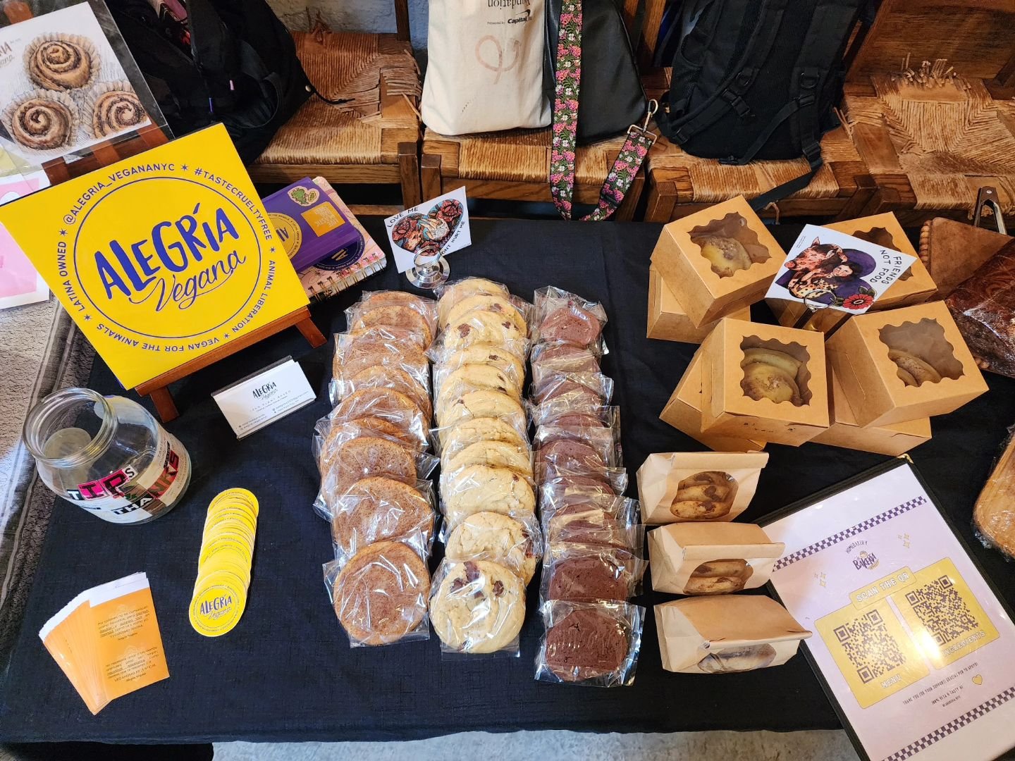 Right now, at @principlesbk on #gowanus #brooklyn

#Colombian &amp; #Vegan #Bakery

●Cinnamon rolls
●Cardamom &amp; almond rolls
●Chocolate chip cookies
●Snickerdoodle
●Marbled banana bread
●Pan de caja w/ sesame seeds

Happy to be here and share som