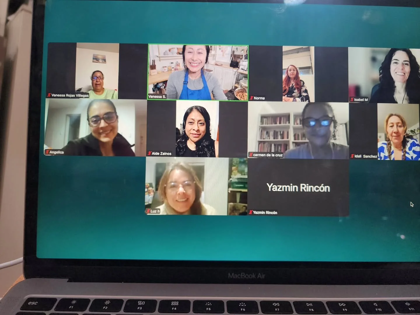 Fotos de la &uacute;ltima clase en d&oacute;nde present&eacute; informacion valiosa sobre c&oacute;mo nuestros h&aacute;bitos alimenticios pueden contirbuir a la reduccion del riesgo de cancer de seno y mucho m&aacute;s &mdash;gracias al Comit&eacute