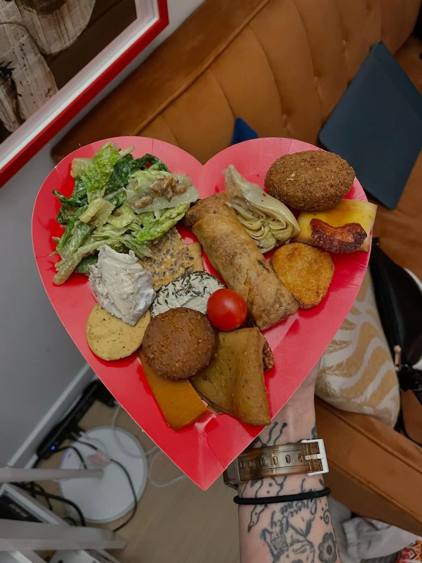 Amo, I love love, friends, community, food, farmers, plant-based chefs, ride bikes, community &mdash;yes again! and cats&mdash; especialmente cats. I also love animals mucho, and overall, I respect them! 

Happy #valentines day! 💔

#iloveanimals #al