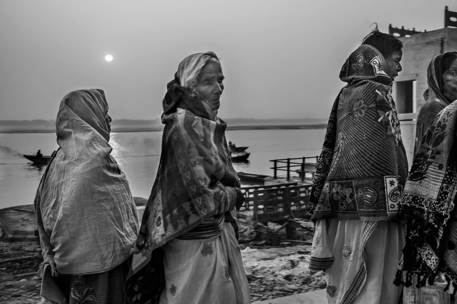 WOMEN ACCOMPANY WIDOW  AT HARISHCHANDRA GHAT – VARANASI, INDIA 2018