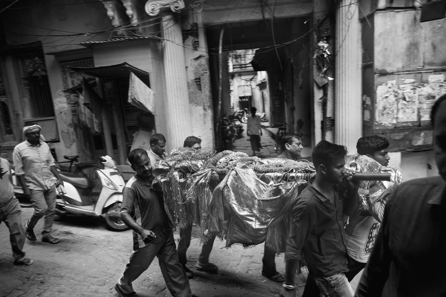BODY CARRIED THRU ALLEYWAYS OF OLD CITY TO CREMATION GROUNDS – VARANASI, INDIA 2018