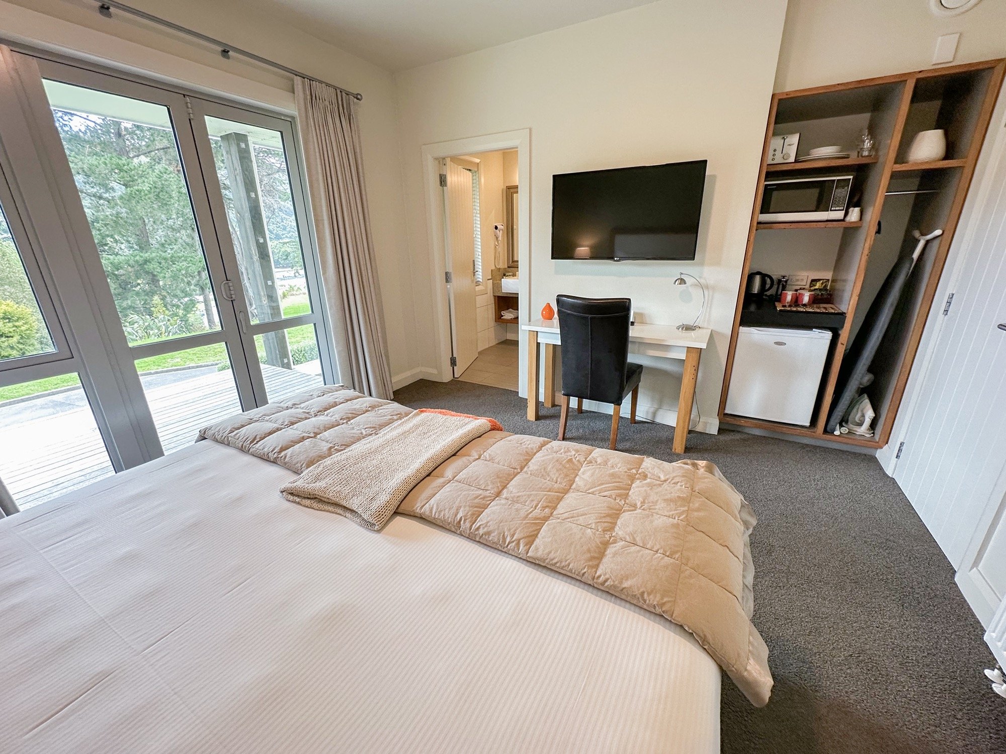 Silverstream Retreat accomodation, Stonewall Executive studios