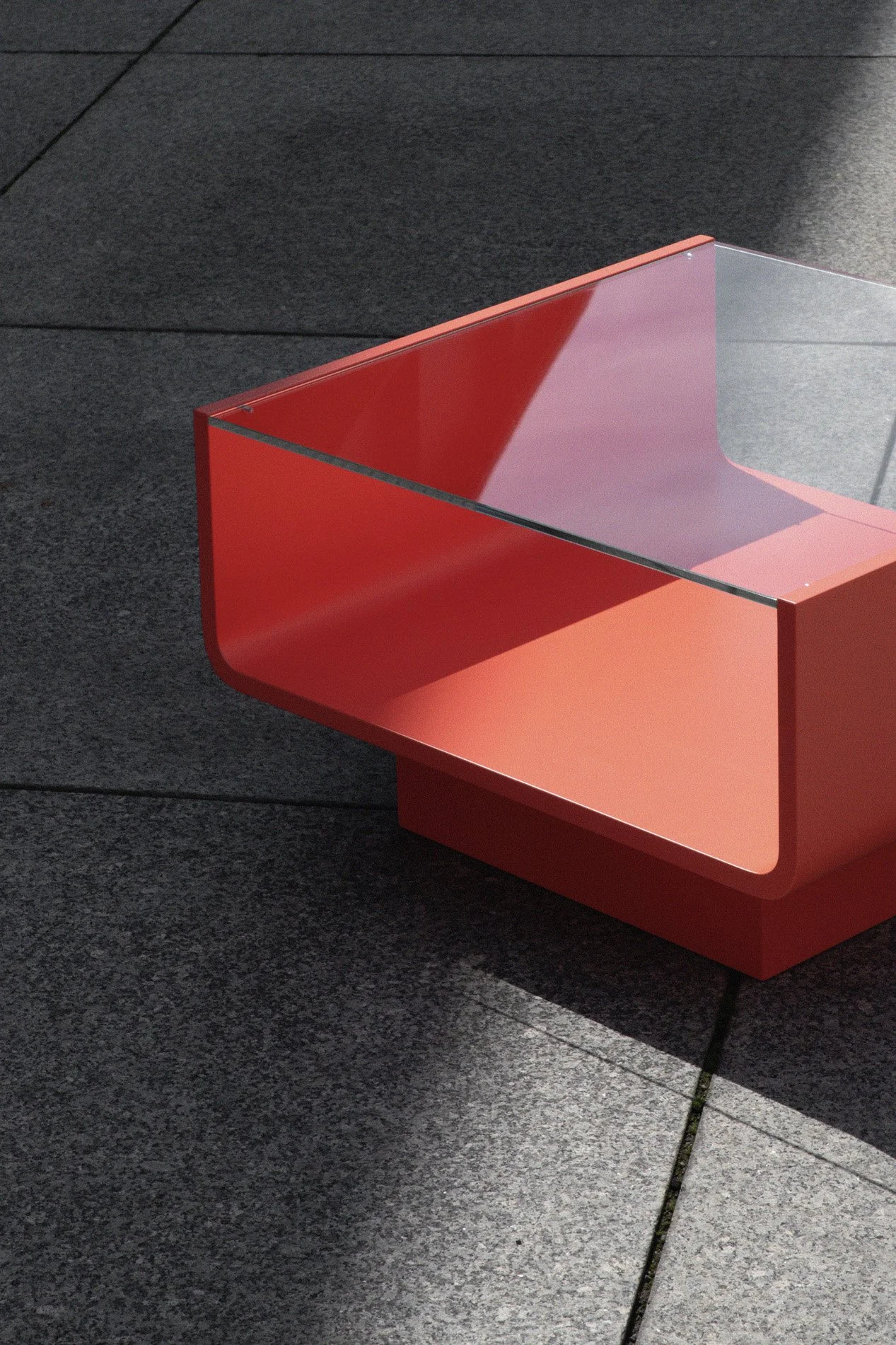 STRAWBERRY COFFEE TABLE – Einzelstück aus rot lackiertem MDF mit Glasplatte und offenem Fach