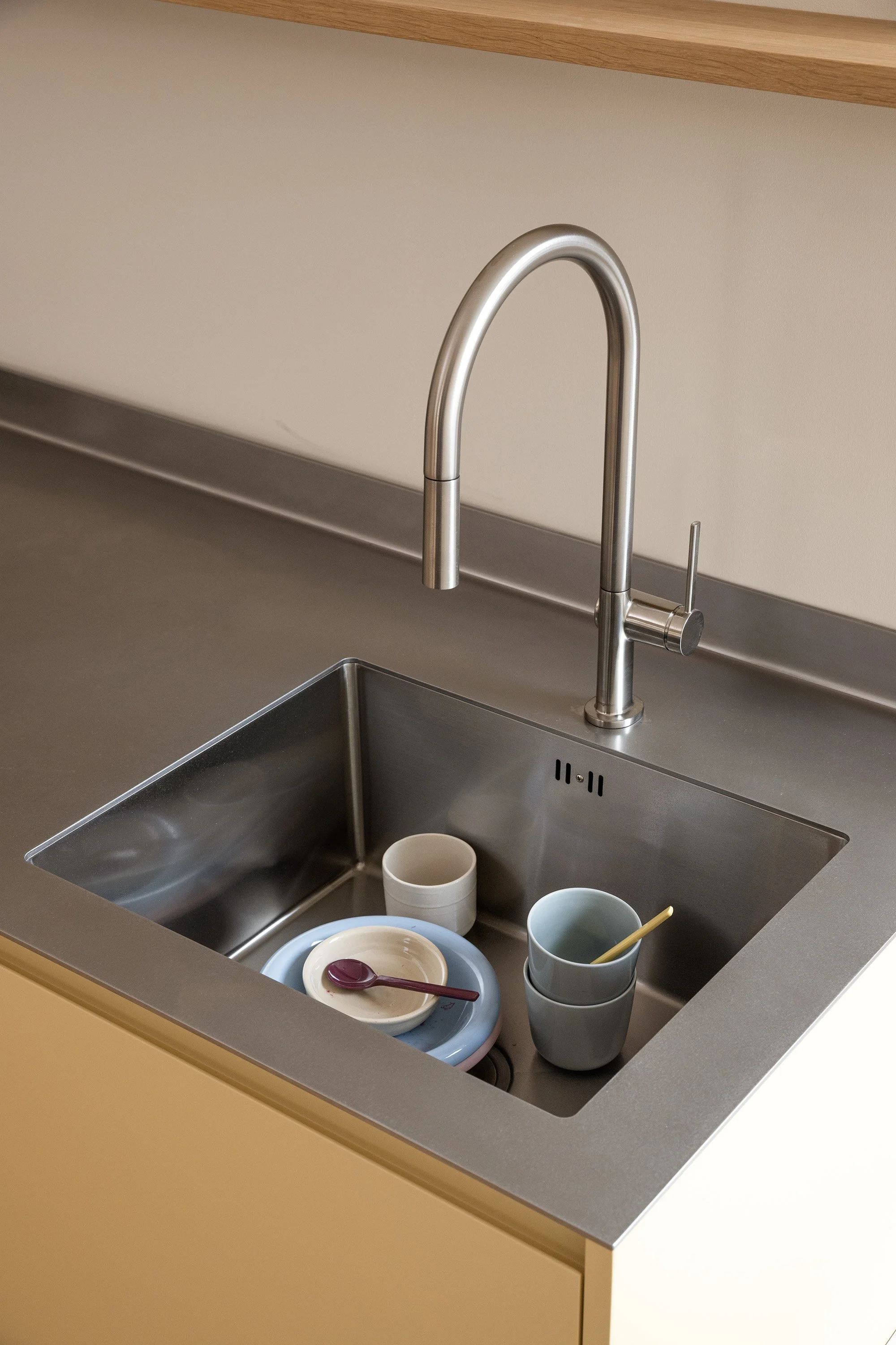 Einbauküche in Farrow & Ball Hay lackiertem MDF mit Edelstahlarbeitsplatte, Schöneberg, Berlin
