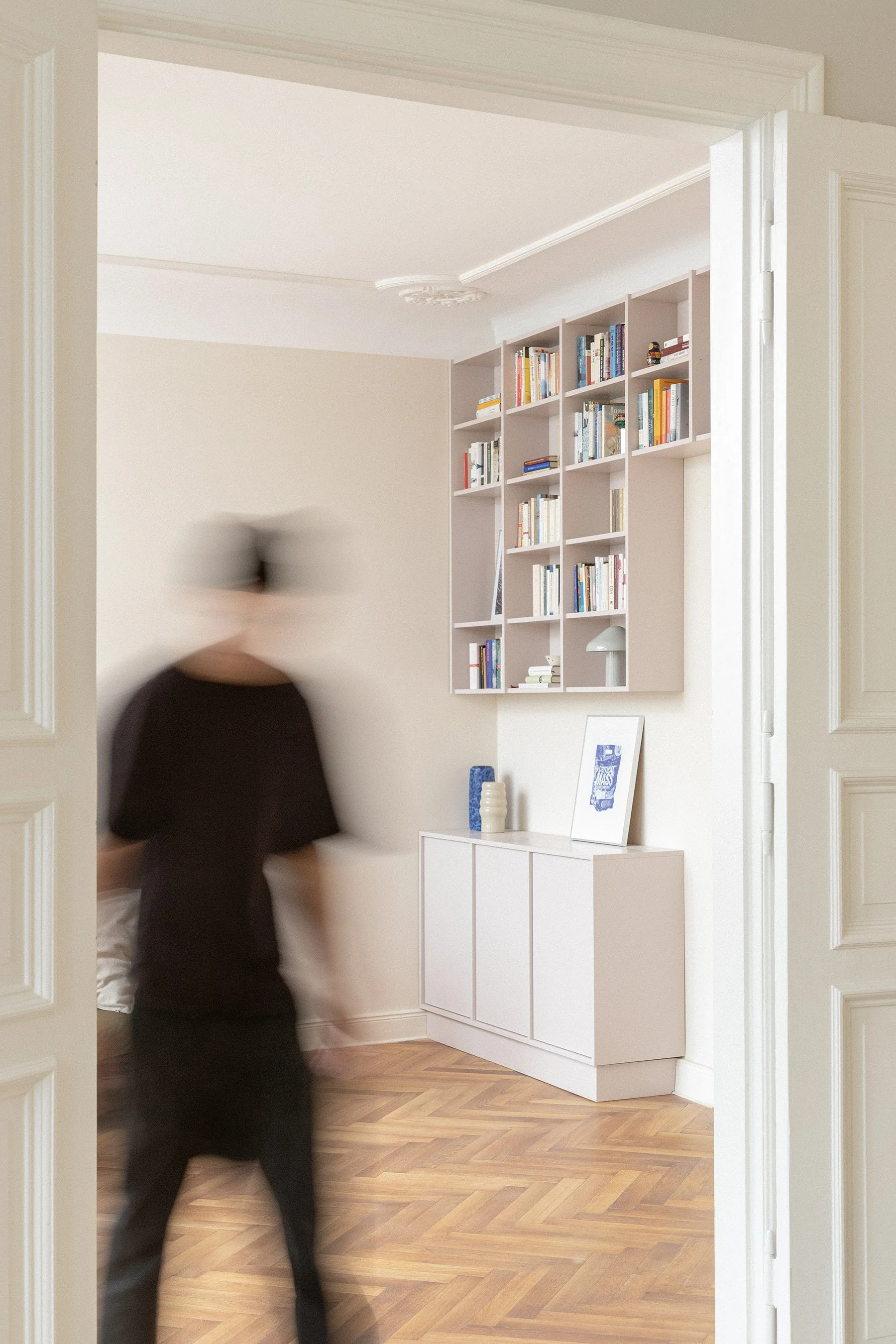 A custom built-in bookshelf in Farrow & Ball Peignoir oak veneer, Schöneberg Berlin