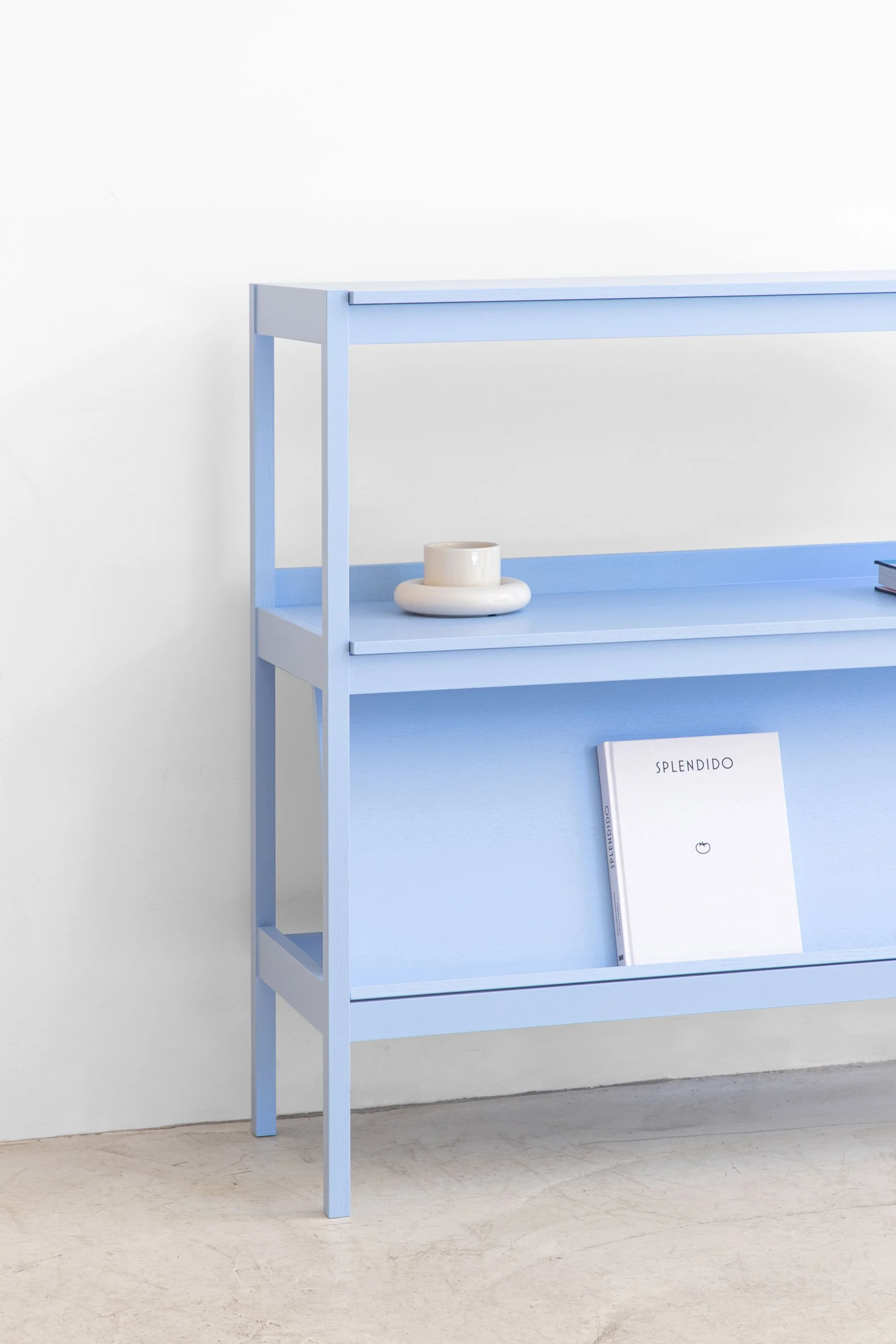 Das kleine FLIP Regal in Horizontblau, handgefertigt in Berlin