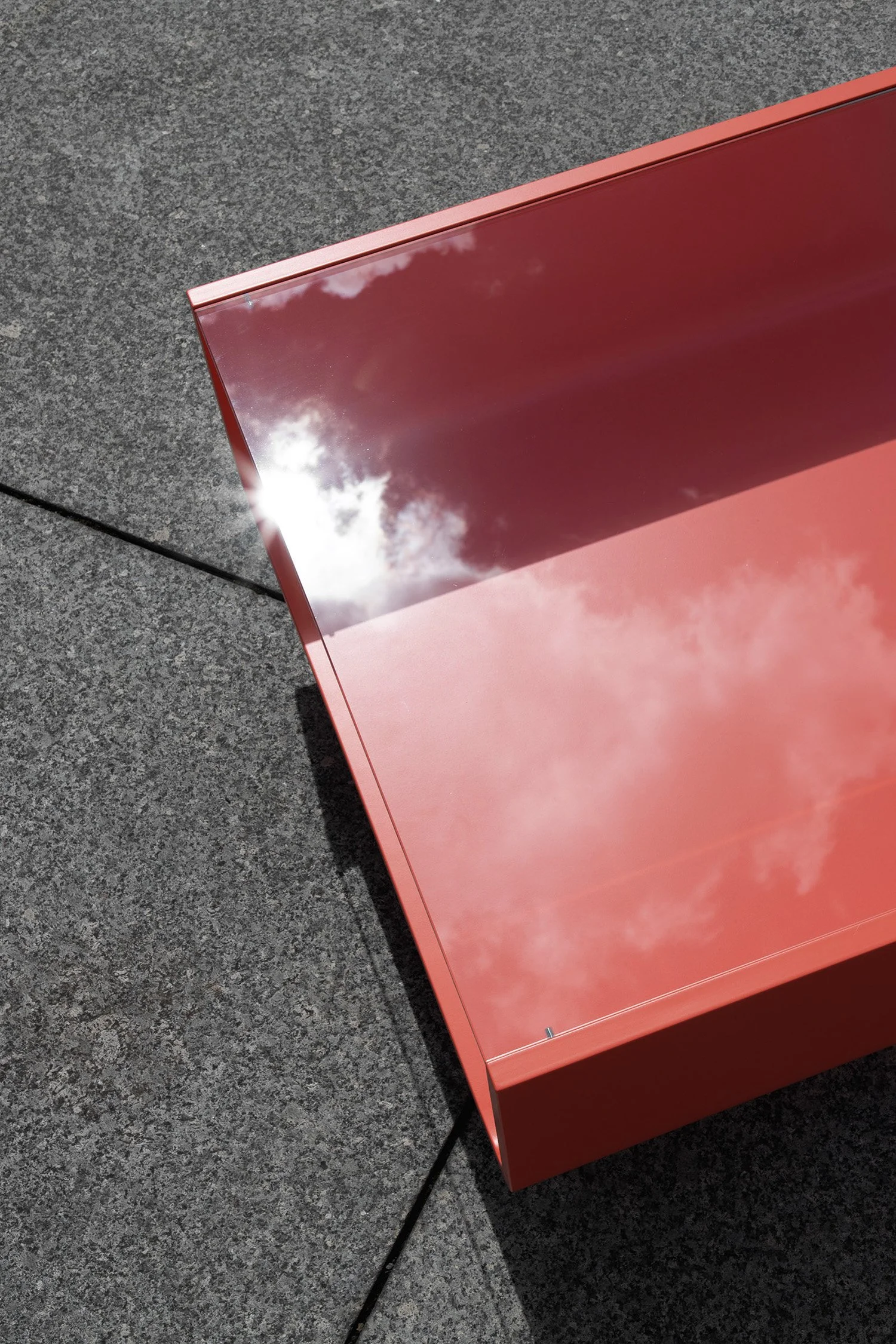 STRAWBERRY COFFEE TABLE – Einzelstück aus rot lackiertem MDF mit Glasplatte und offenem Fach