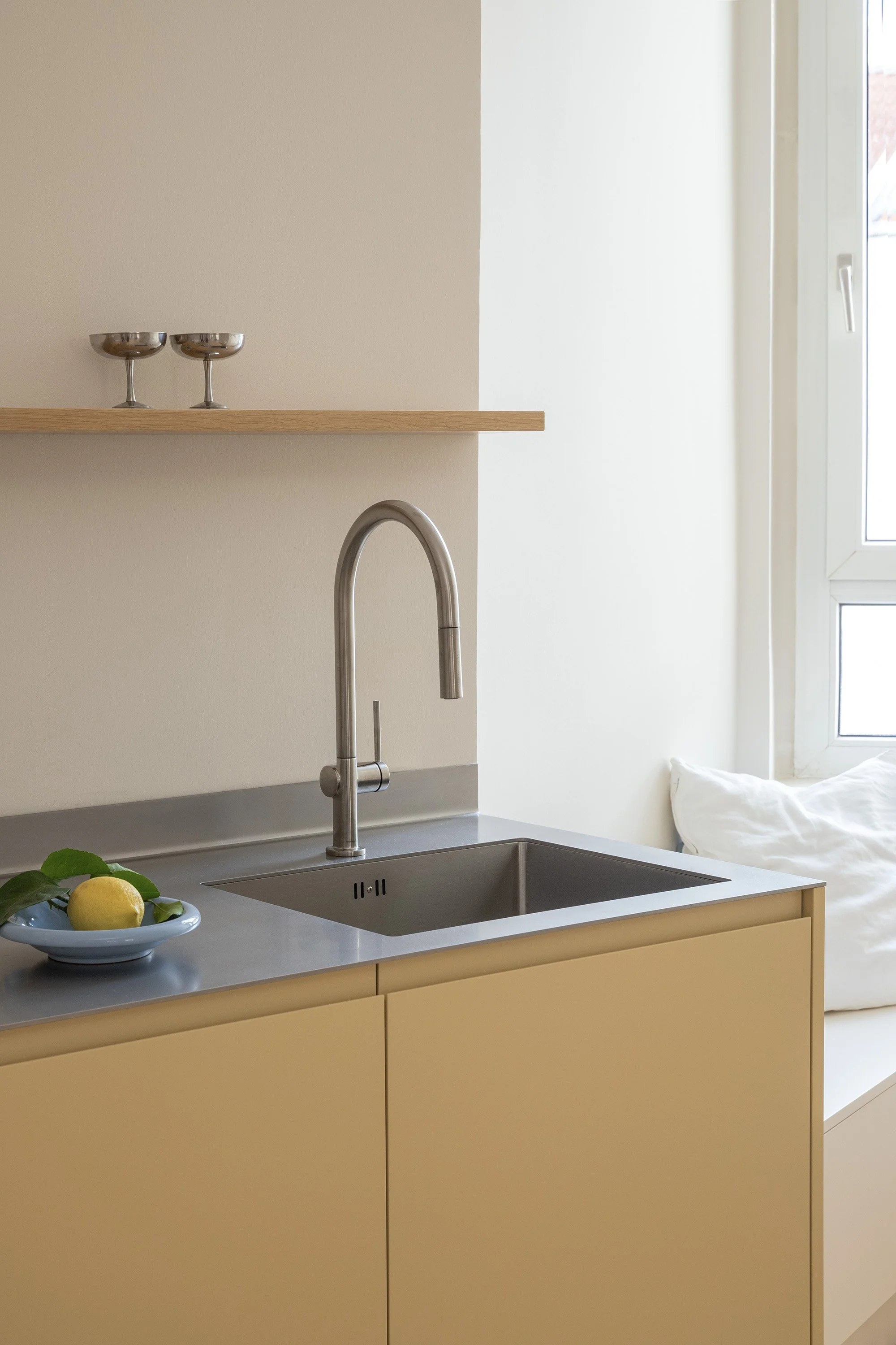 Einbauküche in Farrow & Ball Hay lackiertem MDF mit Edelstahlarbeitsplatte, Schöneberg, Berlin