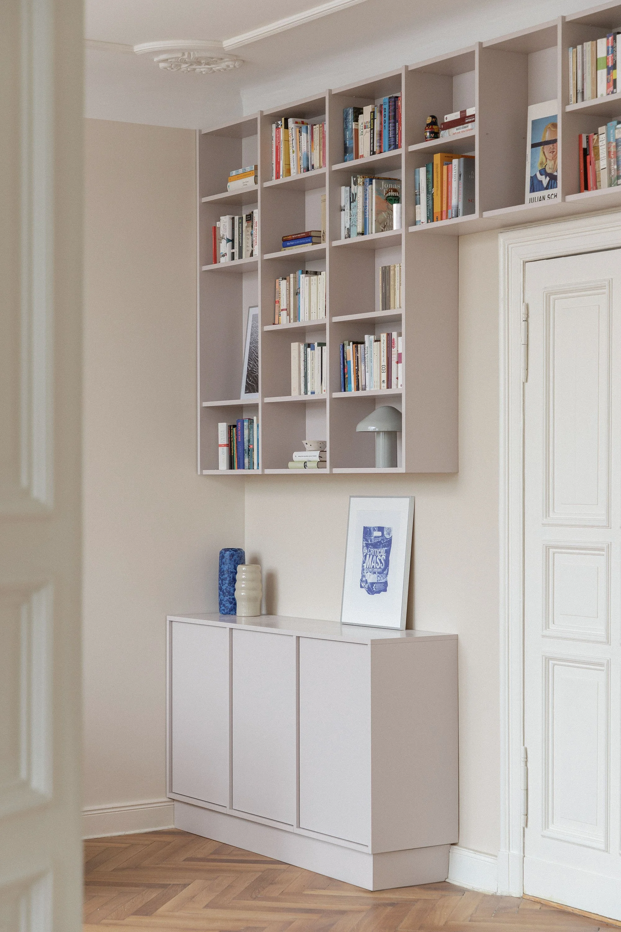 A custom built-in bookshelf in Farrow & Ball Peignoir oak veneer, Schöneberg Berlin