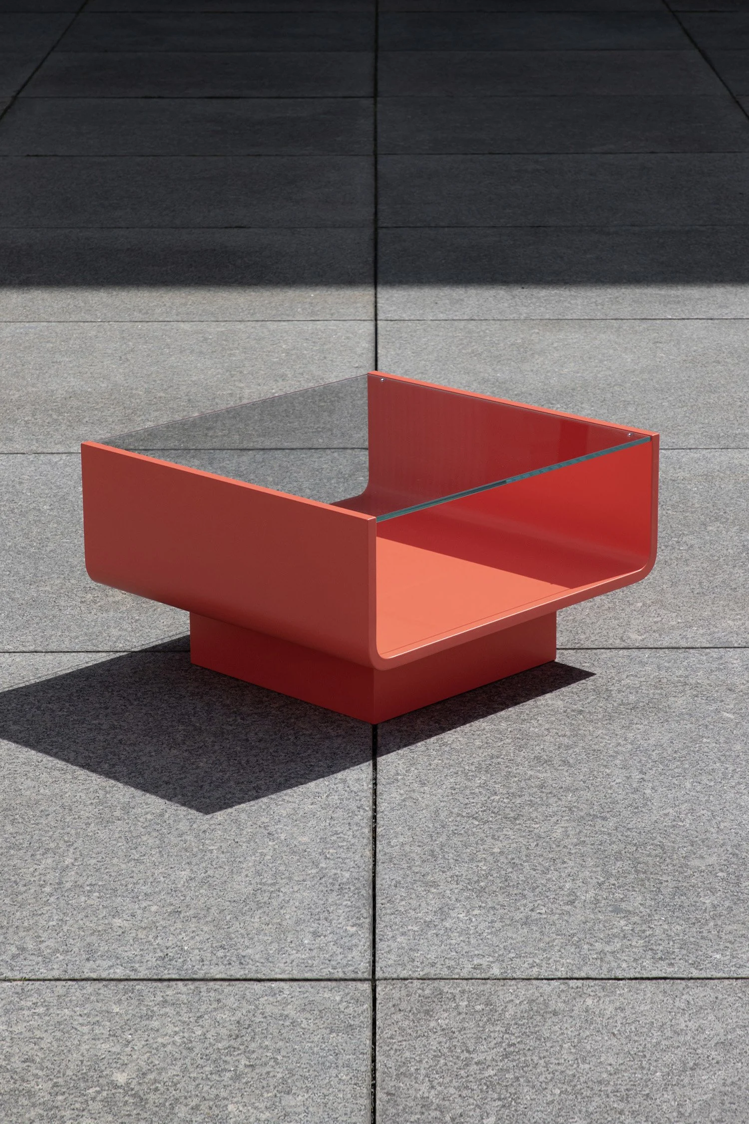 STRAWBERRY COFFEE TABLE – Einzelstück aus rot lackiertem MDF mit Glasplatte und offenem Fach