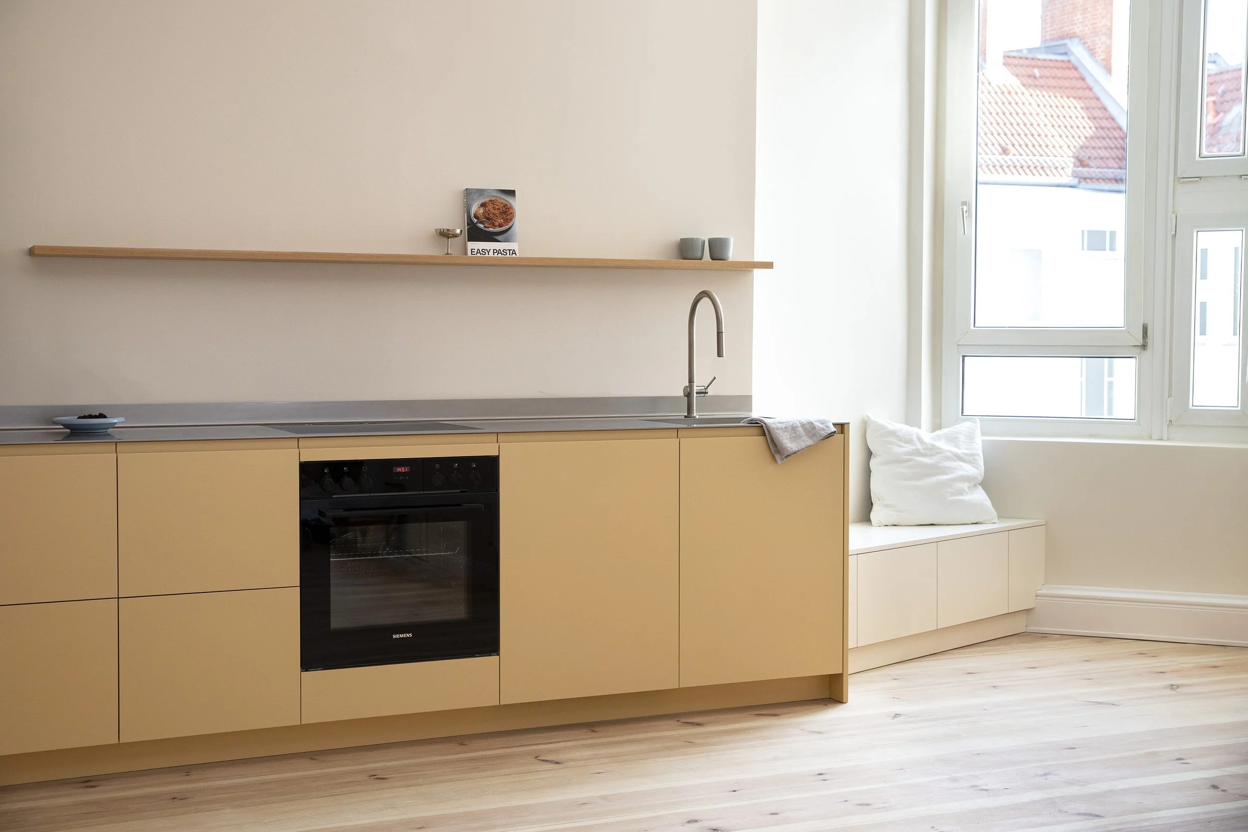 Einbauküche in Farrow & Ball Hay lackiertem MDF mit Edelstahlarbeitsplatte, Schöneberg, Berlin