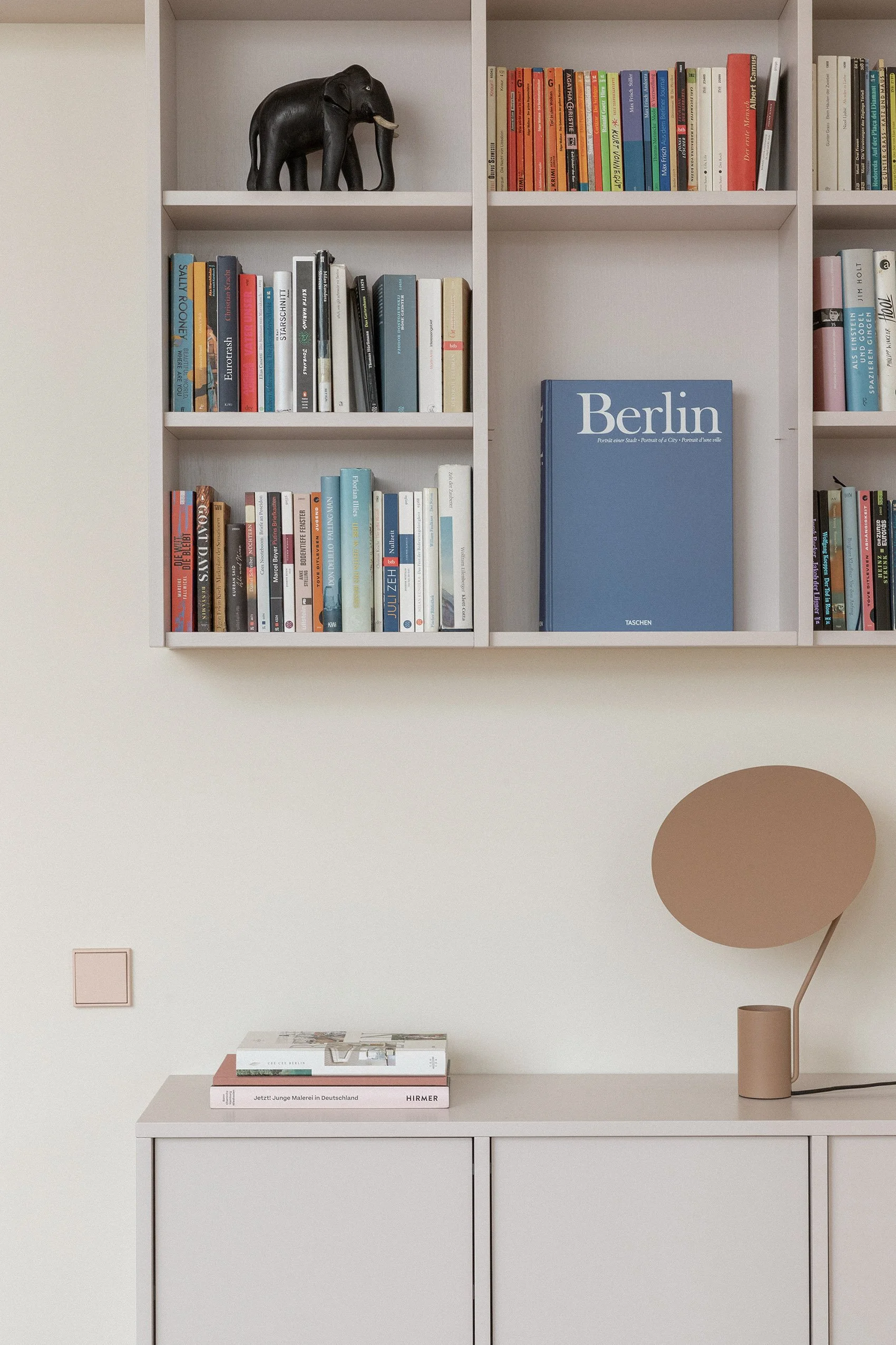 A custom built-in bookshelf in Farrow & Ball Peignoir oak veneer, Schöneberg Berlin