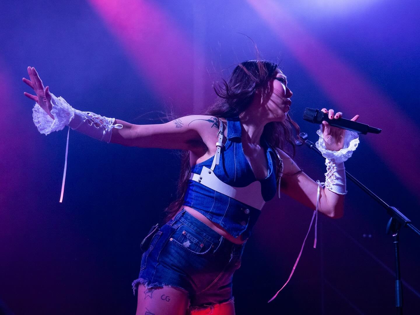 celebrating her release of her incredible new album &lsquo;Blood on the Silver Screen&rsquo; we had the chance to stop by @sasamiashworth&rsquo;s show at @musichallofwb last week⚡️

we&rsquo;re obsessed with some of these amazing shots from the show 