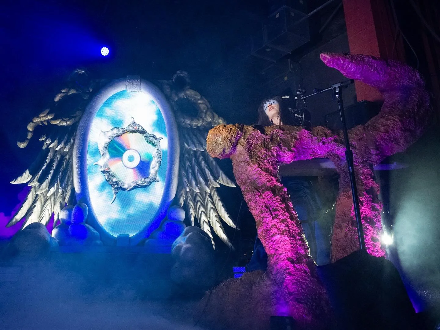 missed us? we return with these absolutely stunning shots of @magdalenabay at @fillmorephilly in philly by everyones favorite @jules.norton✨

you can check out these shots and more from a magical show now live on the site📸