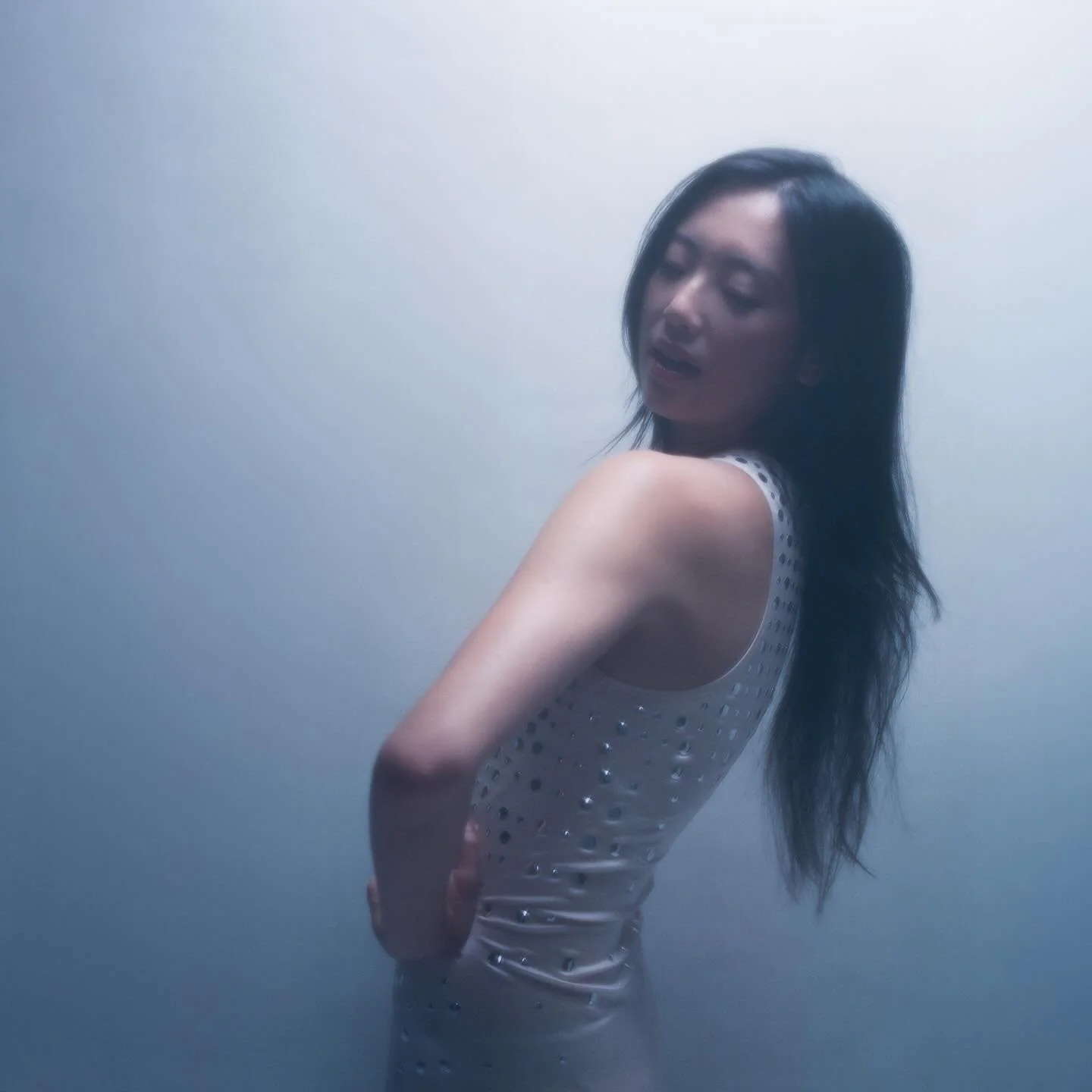 @sarahkinsleyd&rsquo;s newest single &ldquo;Lonely Touch&rdquo; from her upcoming EP &ldquo;Fleeting&rdquo;, doesn&rsquo;t just acknowledge impermanence &mdash; it leans into it, finding beauty in the ache of transience itself 🪩

you can check out o