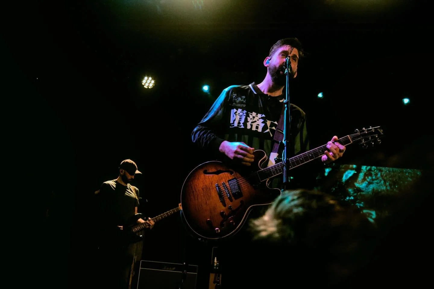 earlier this month we had the chance to catch the incredible @tigersjaw and @hotflashheatwave at a sold out @racketnewyork 🪩

you can check out some of these shots and more from our very own @lavender.madss now live on the site 📸