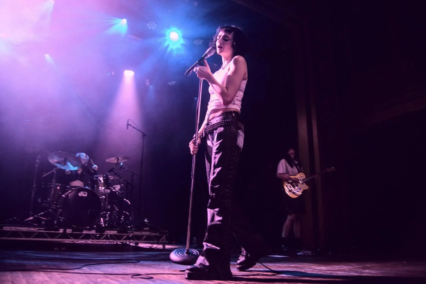 coming off an opening run with @thelastdinnerparty in australia, we got the chance to catch @sirchloe&rsquo;s electric spring tour at @websterhall with @suzyclue earlier this month 🪩

our very own @lavender.madss captured some of these incredible mo