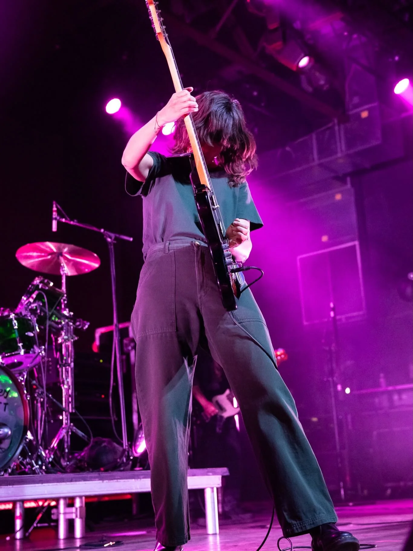In case anyone needed the reminder, @courtneybarnett rips!! She brought her legendary discography, witty lyricism, and honest and explorative new record to the stage 💿

Last week, we caught an electric lineup at @fillmorephilly stacked with @courtne