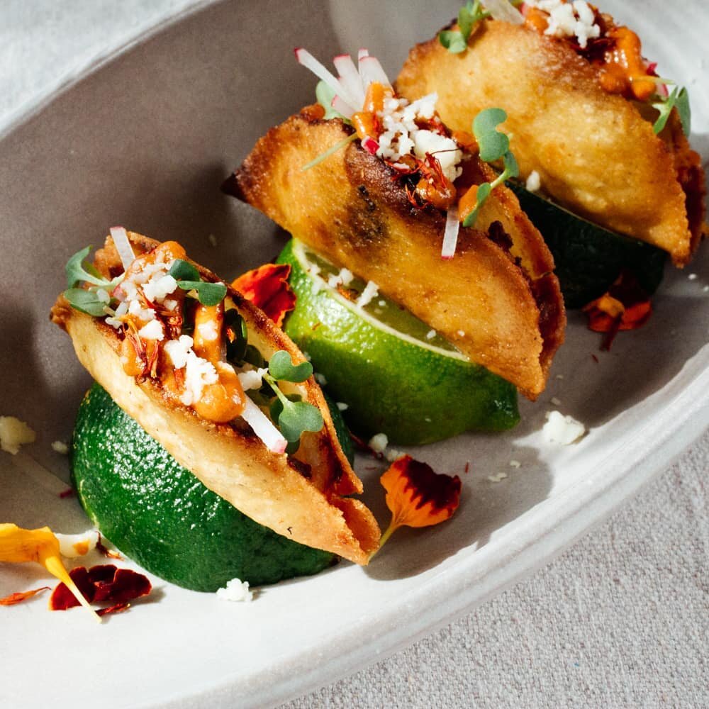 Mini crispies are the perfect passed appetizer, a two bite version of our OG crispy shrimp taco... we will take two please! 
.
.
.
📸 @mackenzie.smithkelley 
🍽 @settle_ceramics