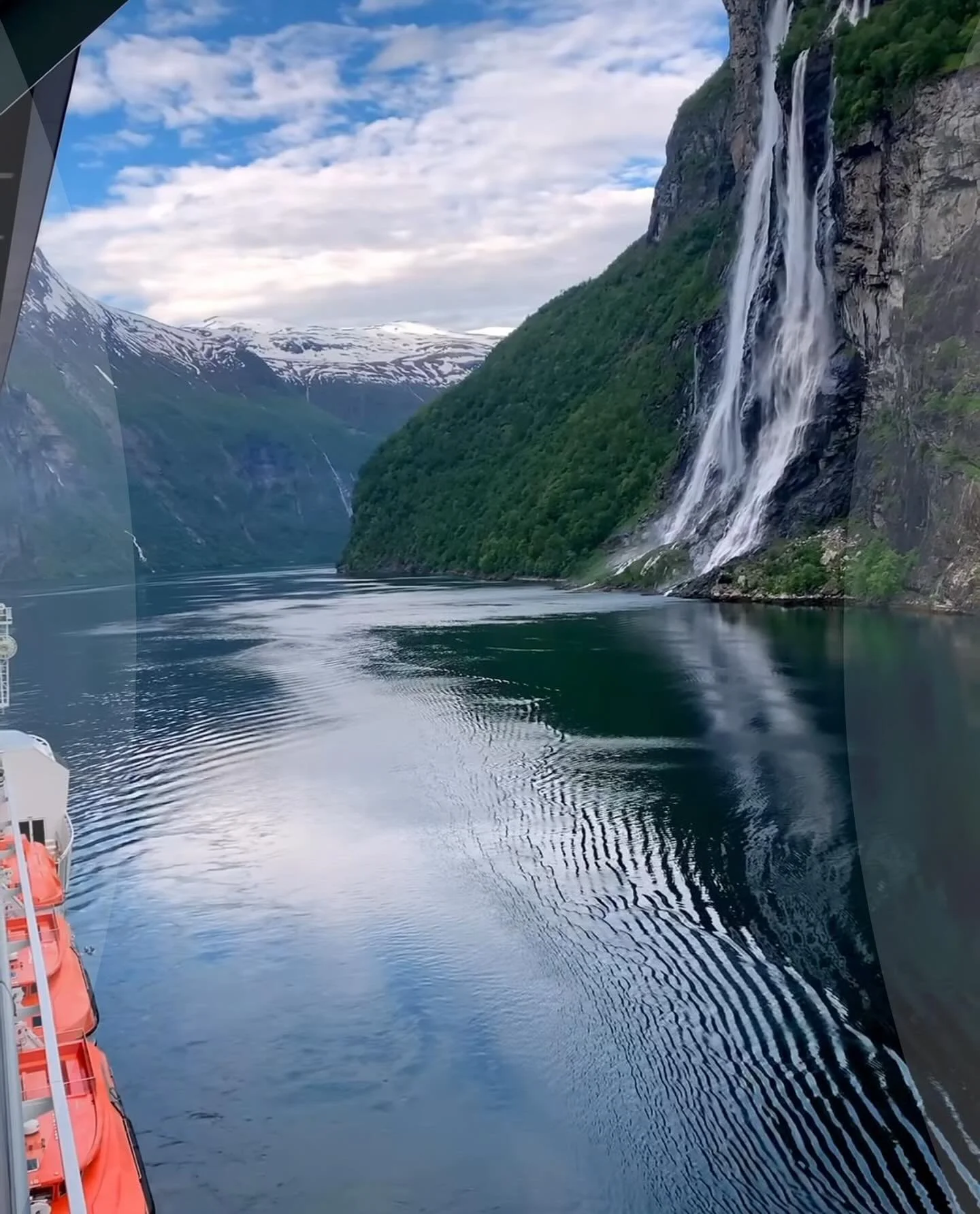 It&rsquo;s Monday. Wouldn&rsquo;t you rather be here &hellip; cruising through Norway 😎

💯 you would be and you can be🤙

Just email wayne@travelwithhamilton.com to get all arctic details from the legend himself!
 
#norway #arctic #adventure #trave