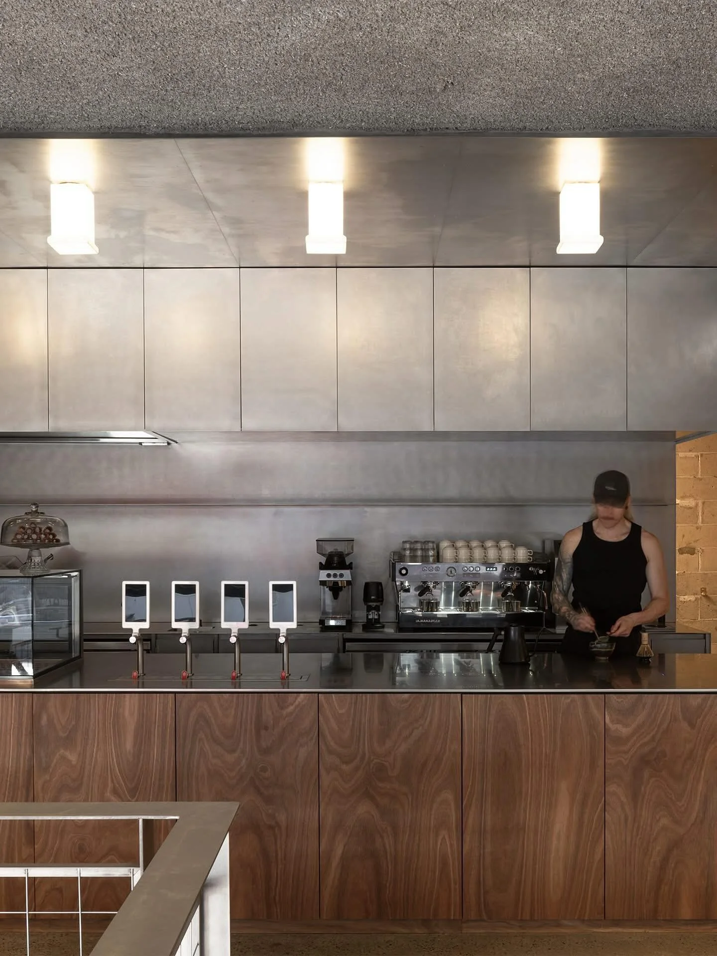 Halfday Deli by Alana Cooke, where industrial meets natural in perfect harmony. 

📷 @timshawphotography