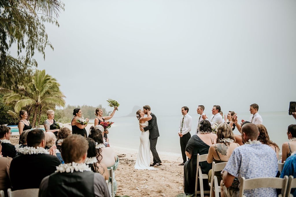 Love endures even through the craziest rain storms - a huge blessing for Kristen and Trevin's wedding day!😍

Planning+Coordination: @fredandkateevents
Venue@kualoaranch
Hair+make-up: @revealhairandmakeup
Photo: @derekwongphotography
Catering: @kenek