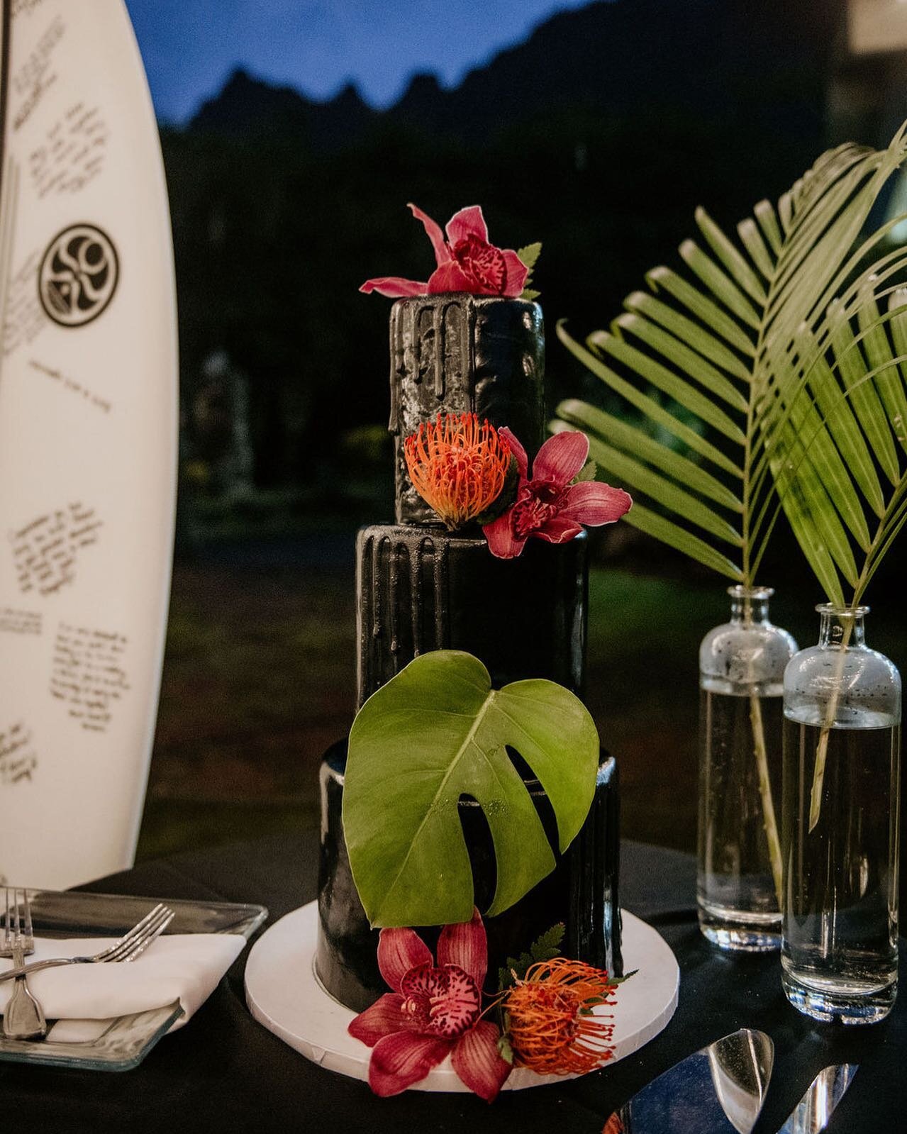 A tropical cake with black vibes can't be done... or can it? 😍

Planning+Coordination: @fredandkateevents
Venue@kualoaranch
Hair+make-up: @revealhairandmakeup
Photo: @derekwongphotography
Catering: @kenekeswaimanalo
Florist: @wngchaiwaii
Rentals: @e