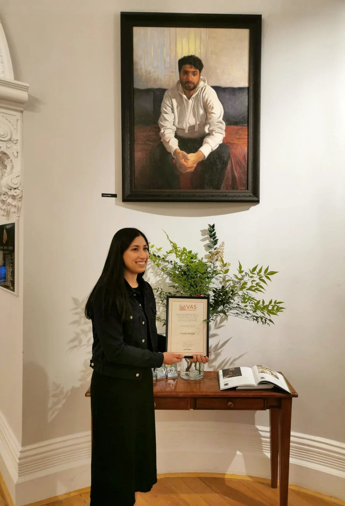 Swathi Madike winning the Norma Bull Portrait Prize at the Victorian Artists Society Melbourne