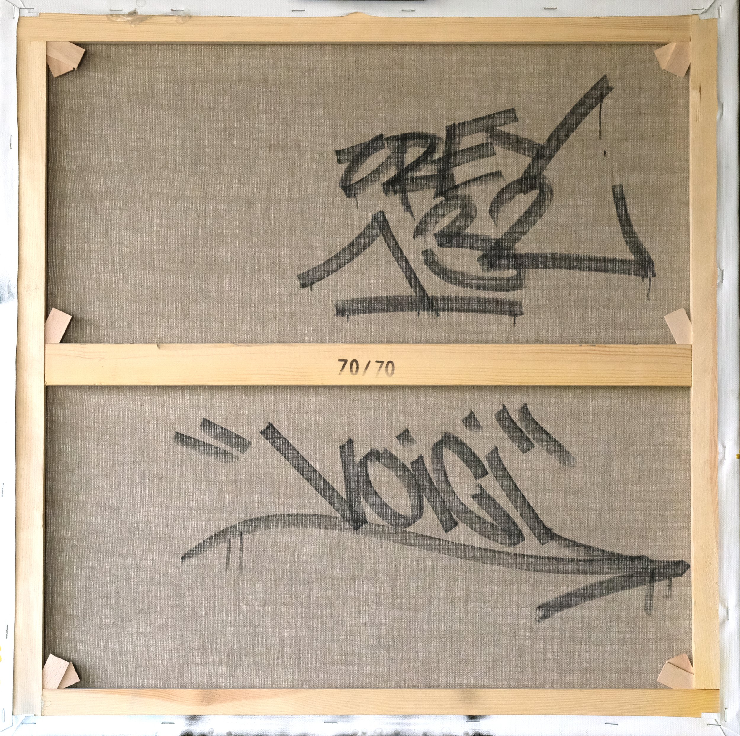 CREY132_VOICI_DOS.jpg