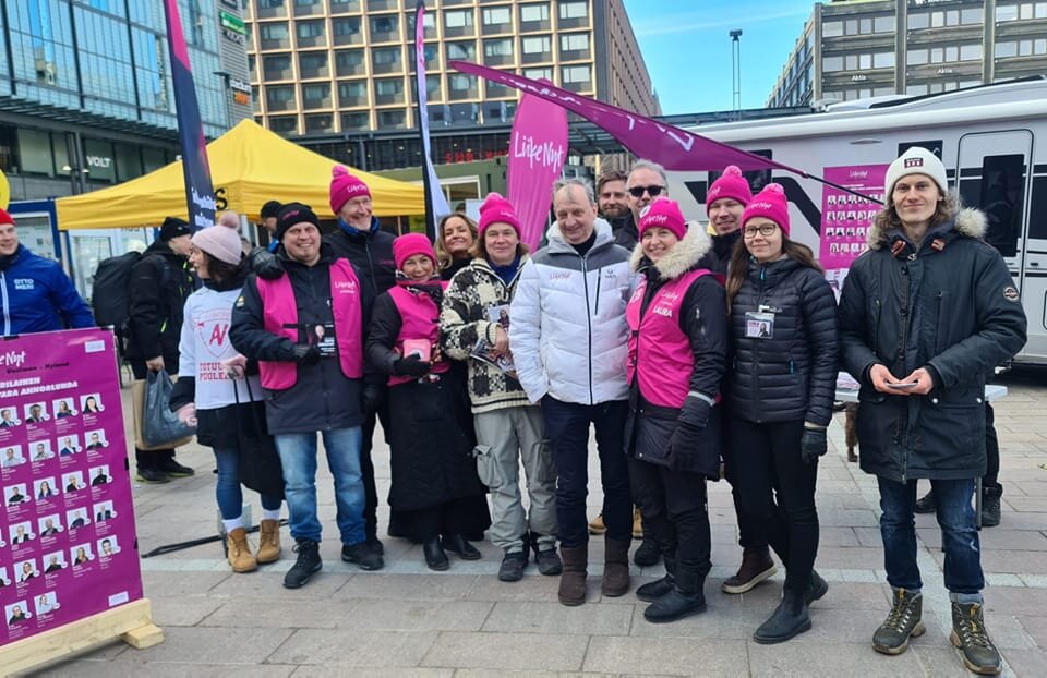 Oli aika hankalaa saada vaalitohinassa reilu 10 ehdokasta samaan kuvaan. Eli kova tohina oli t&auml;n&auml;&auml;n ja huomenna viel&auml; kovempi. Kuvassa mm.  Hjallis Heidi Jaari Joel Harkimo Iina Ilmarinen Mota Galv&atilde;o Pekka V&auml;is&auml;ne