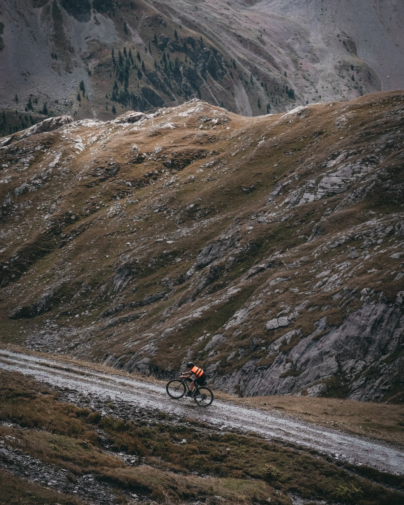Then came the Galibier: steep, rough, and relentless. In the tracks of Tour de France riders almost a century ago, fighting their way up the old road to the 2,642 m summit. Winding through mud, rocks, switchbacks, steep switchbacks.
photo's: @serial