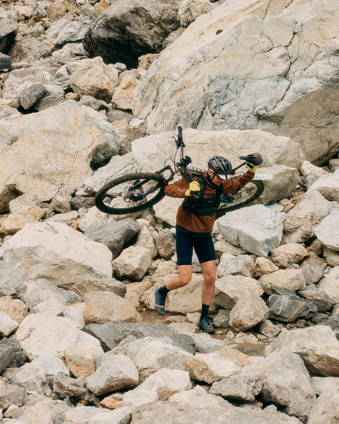 And then… comes that infamous hike-a-bike. Not because it looks cool on paper, but because it connects two of the most beautiful valleys in the French Alps: the Vallée de Valloire and its mighty Galibier with the wild Vallée de l