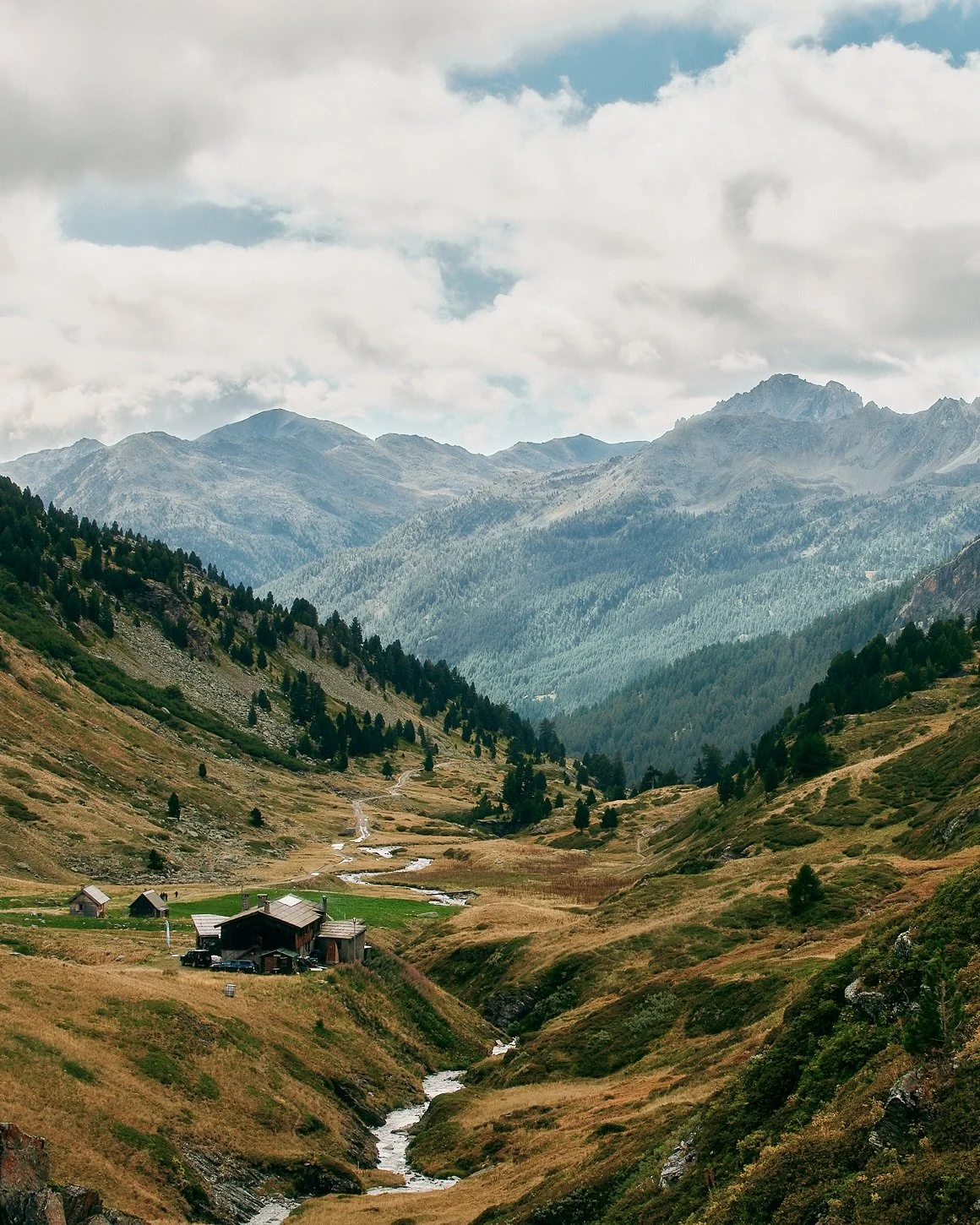 Refuge des Drayères, our checkpoint for the third year in a row. A welcome pause after the rough hike-a-bike and the unpaved Galibier still in the legs. Once again, the equipe at @refugedesdrayeres took care of our hungry pilgrims with a heart